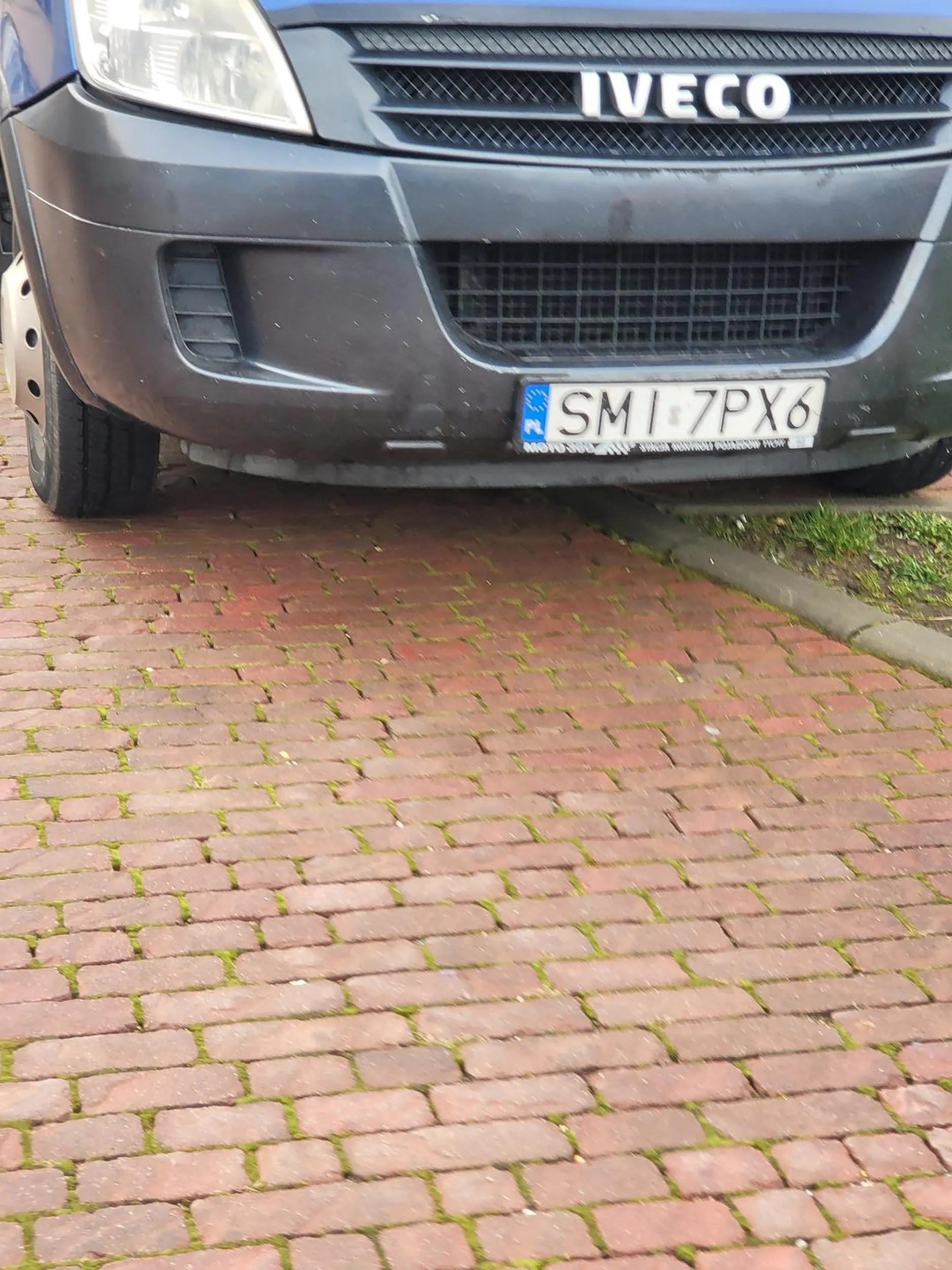 Blokuje przejazd oraz widoczność