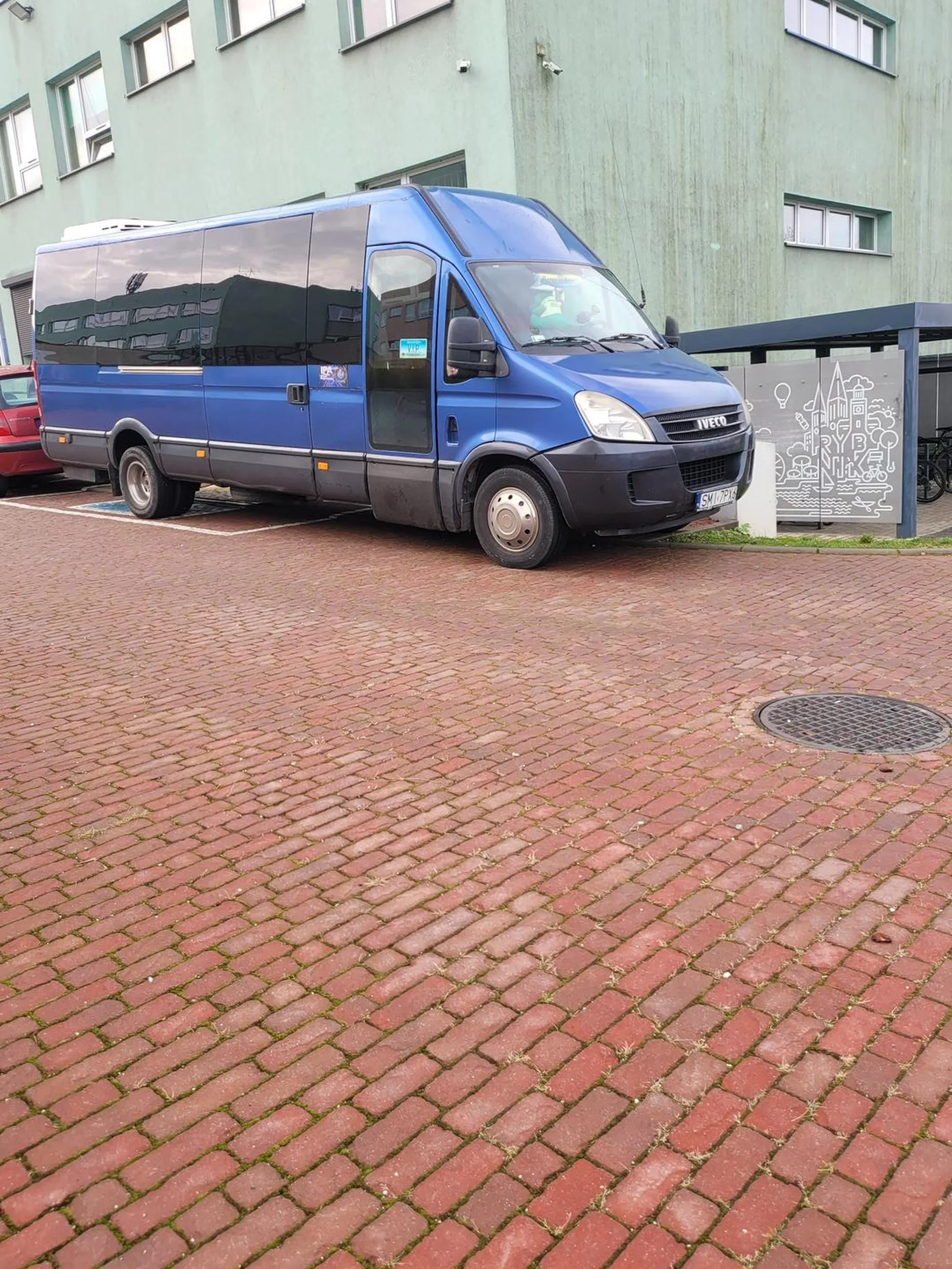 Blokuje przejazd oraz widoczność