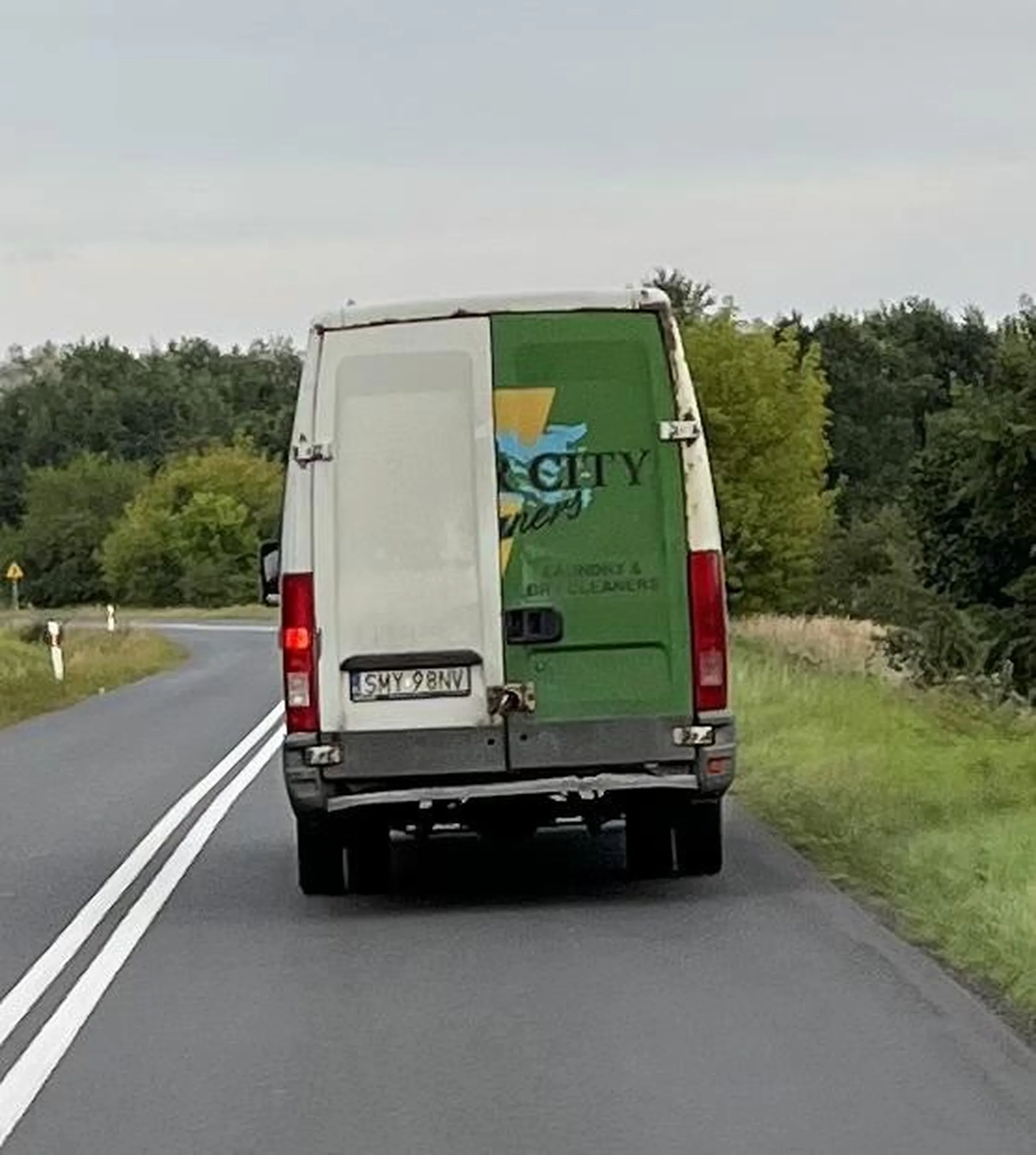 Kierowca potrącił z premedytacją rowerzystę i uciekł z miejsca zdarzenia.