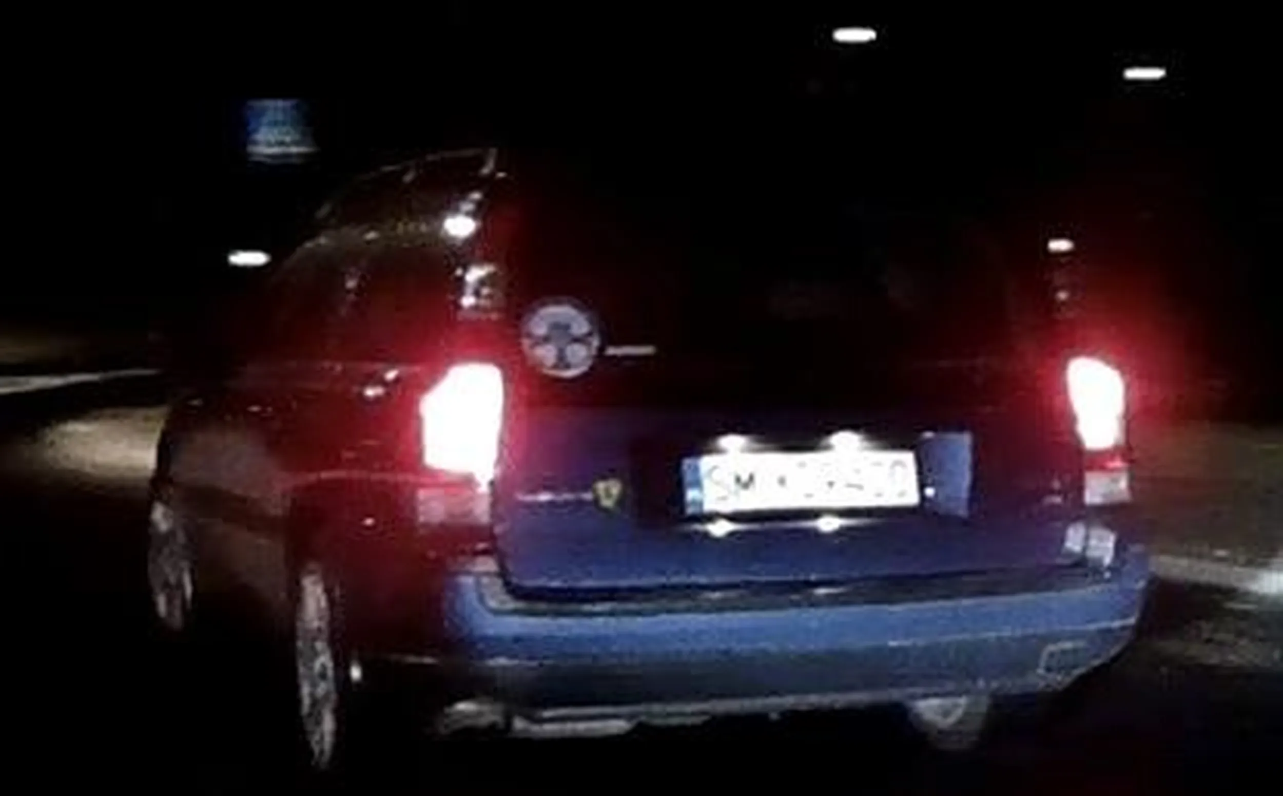 Kierowca tamuje ruch jadąc jak ciągnik rolniczy 40km/h przy ograniczeniu do 80 km/h. Brak możliwości wyprzedzenia delikwenta przez ciągłą linię przez dłuższy czas.