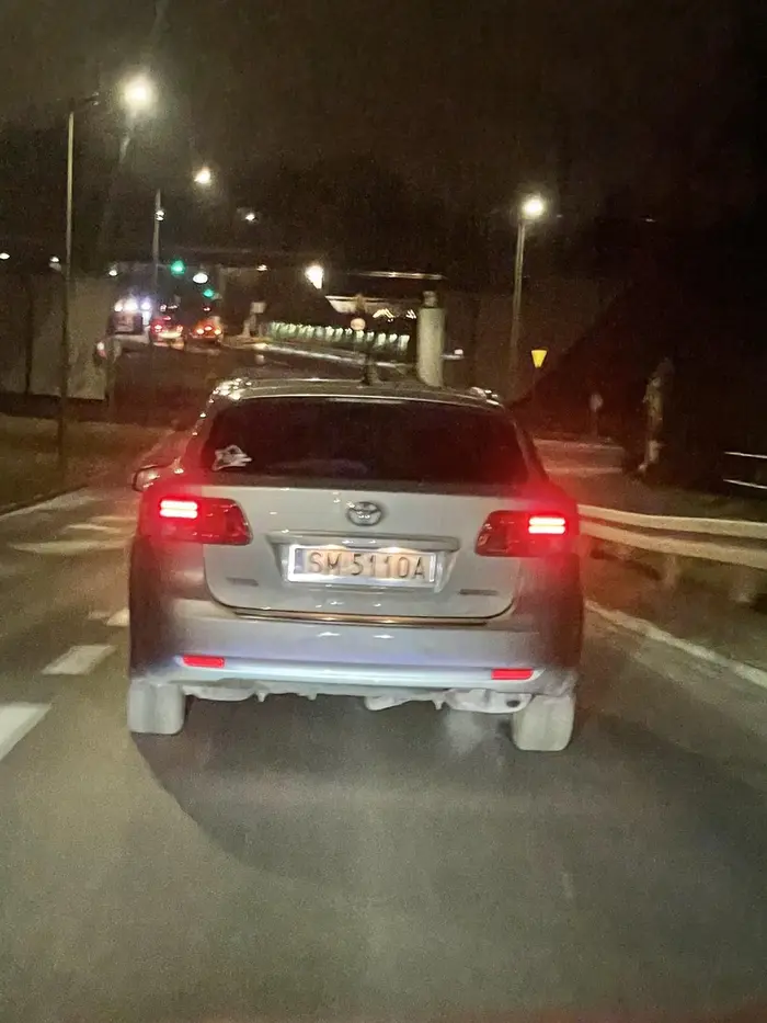 smierdziel wyrzuca papierki podczas jazdy