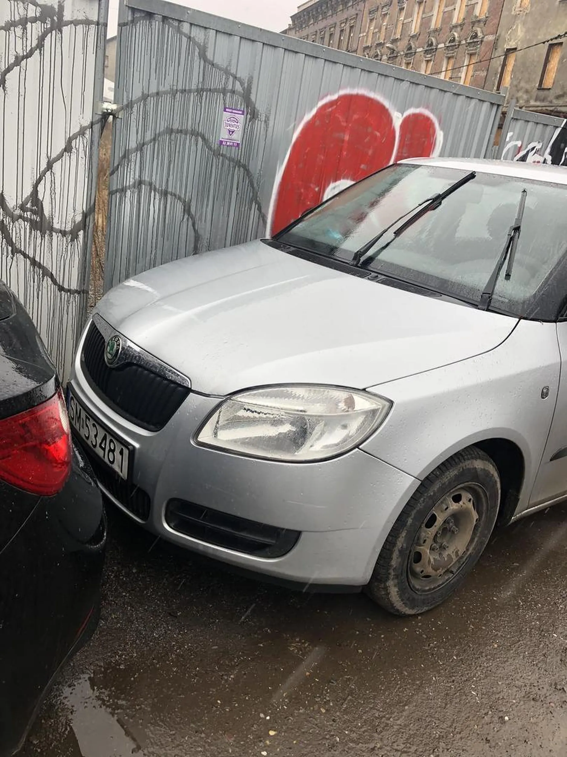 kierowca zastawia czyjś pojazd, przez co nie da się wyjechać.