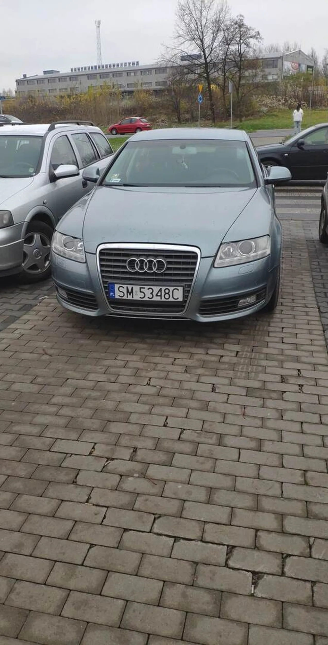 Najwidoczniej ten pan utożsamia swój wehikuł z pieszymi.