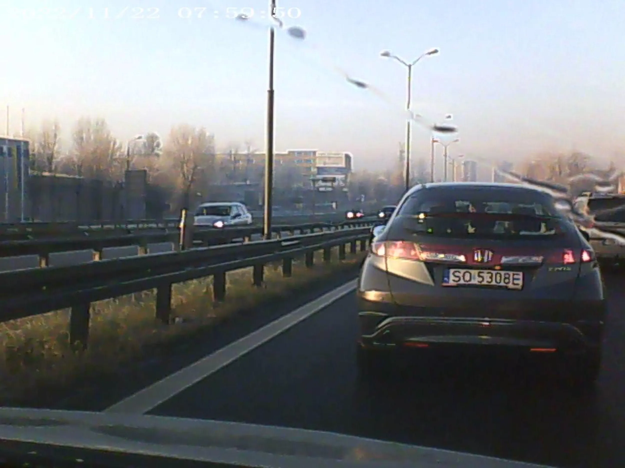 Nie dość, że się w*ebał na centymetry, to jeszcze pokazuje faka po strąbieniu. Naucz się do czego służą lusterka, Ty ci*lu z Sosnowca!