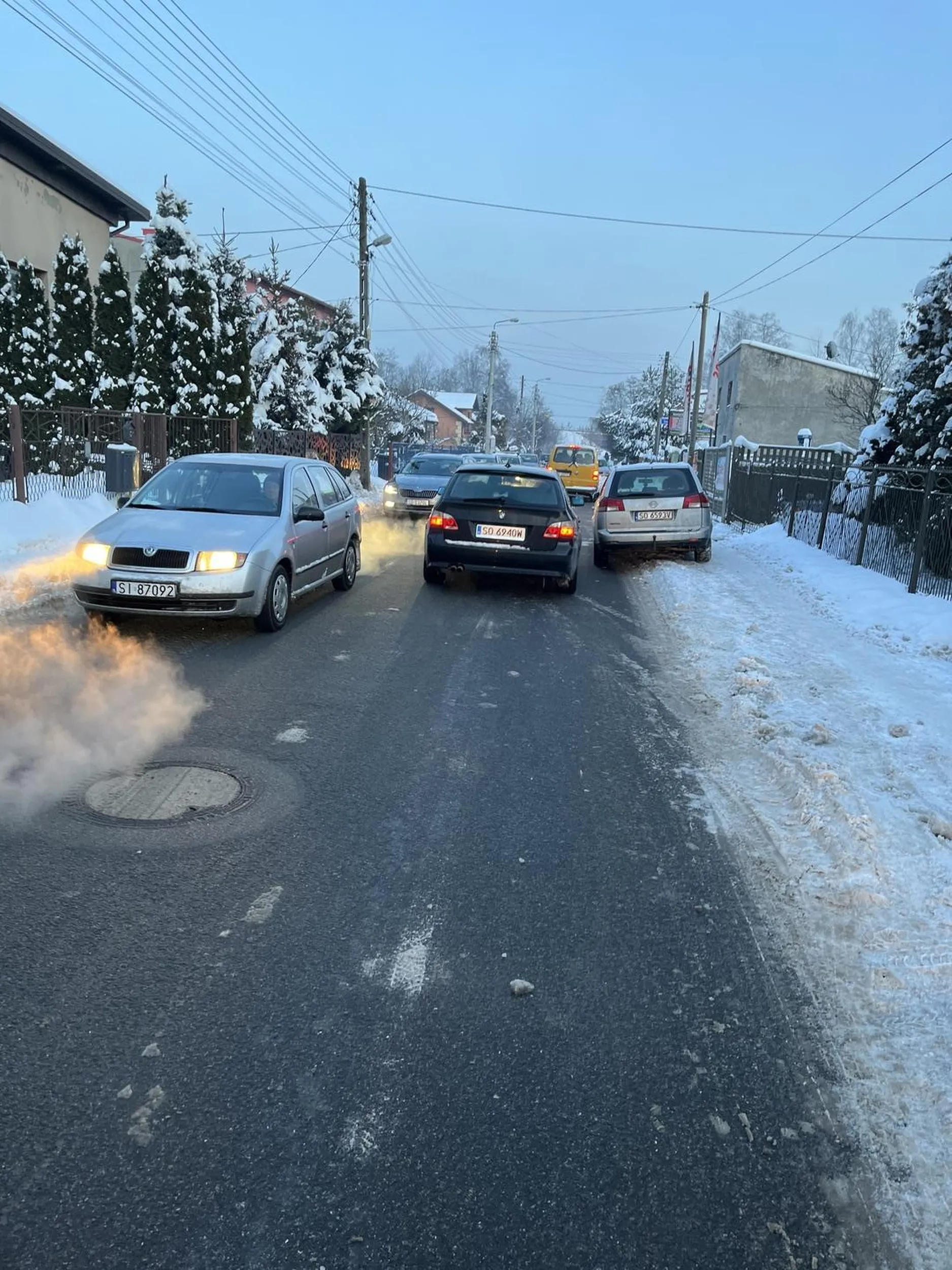 Uważajcie na buraka z czarnego BMW wyprzedza na podwójnej ciągłej stwarza zagrożenie dla uczestników drogi użyłem klaksonu bo mi zajechał drogę to się zatrzymał wysiadł i chciał mnie bić. Bydło w BMW i z Sosnowca