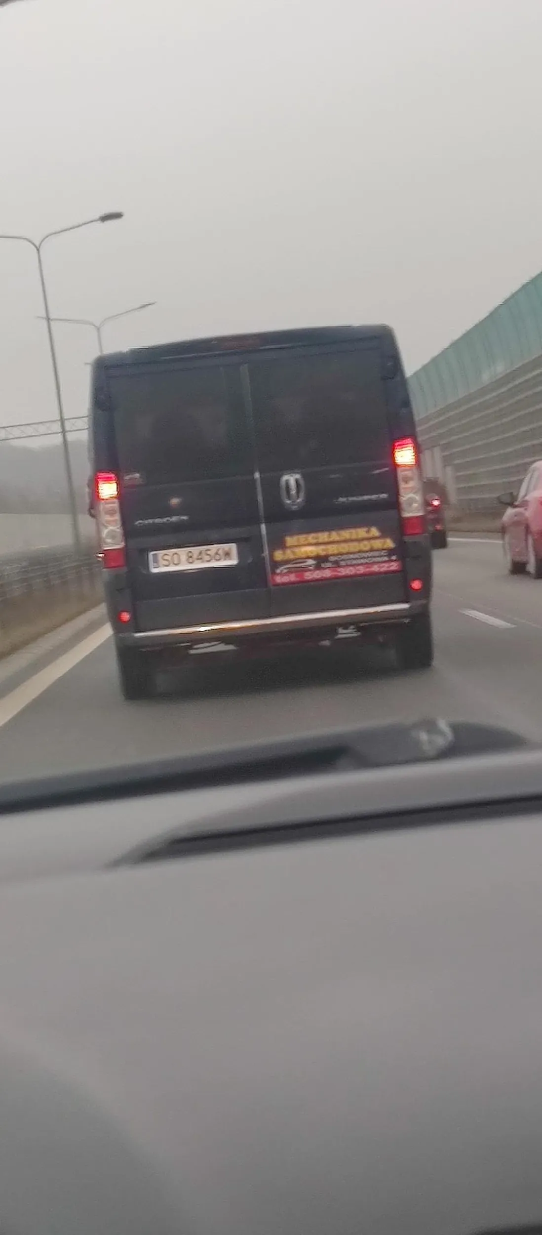 Chłop chyba z piątku, włączył kierunek i z lewego pasa na prawy, będąc na wysokości mojego samochodu. Na szczęście,bylo trochę miejsca do ucieczki. Chlop zero reakcji na klakson. Zalecam uważanie na ten samochód.