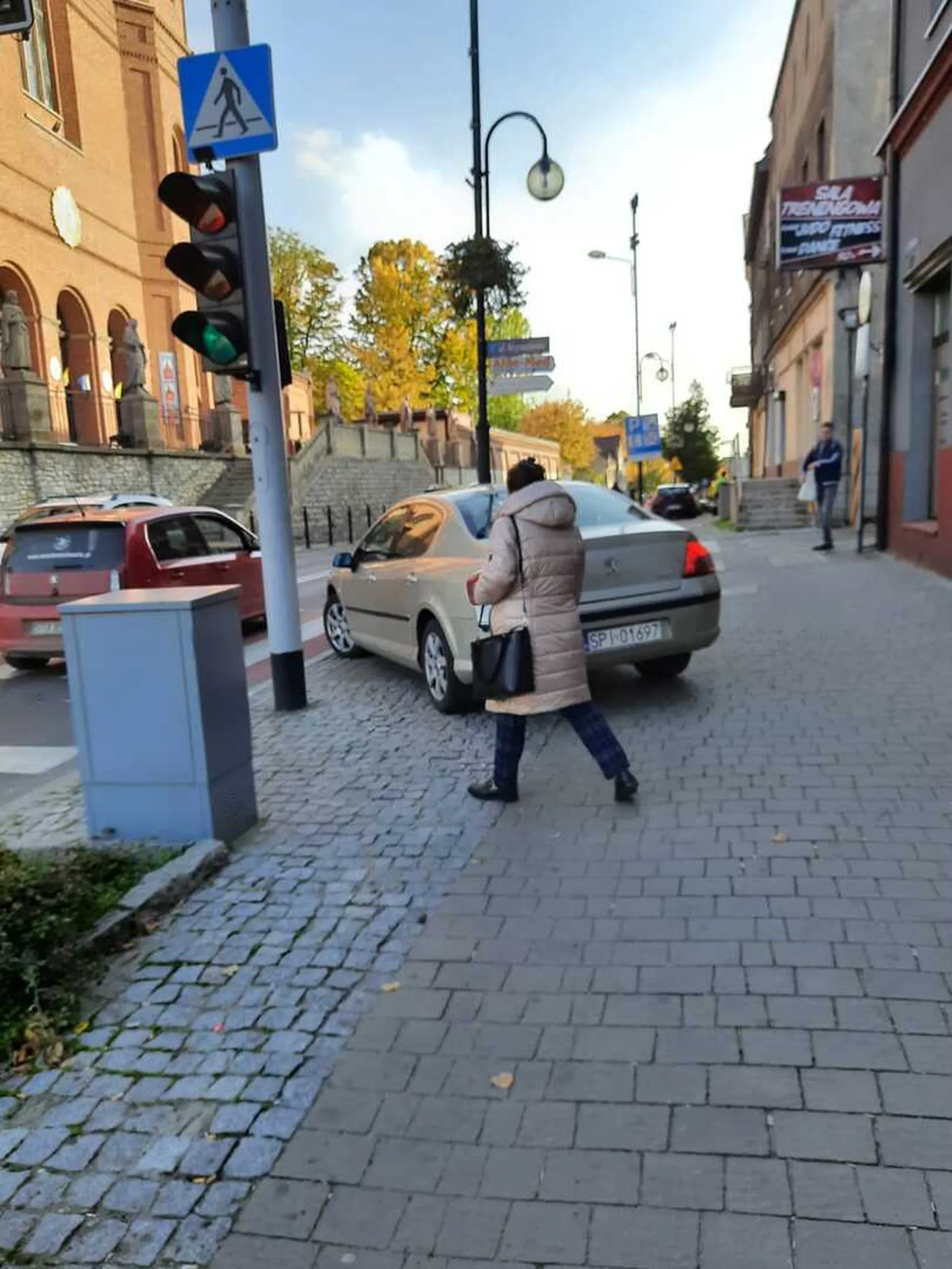 Jechał po chodniku i pasach dla pierwszych nie polecam przejechał mi kolegę.