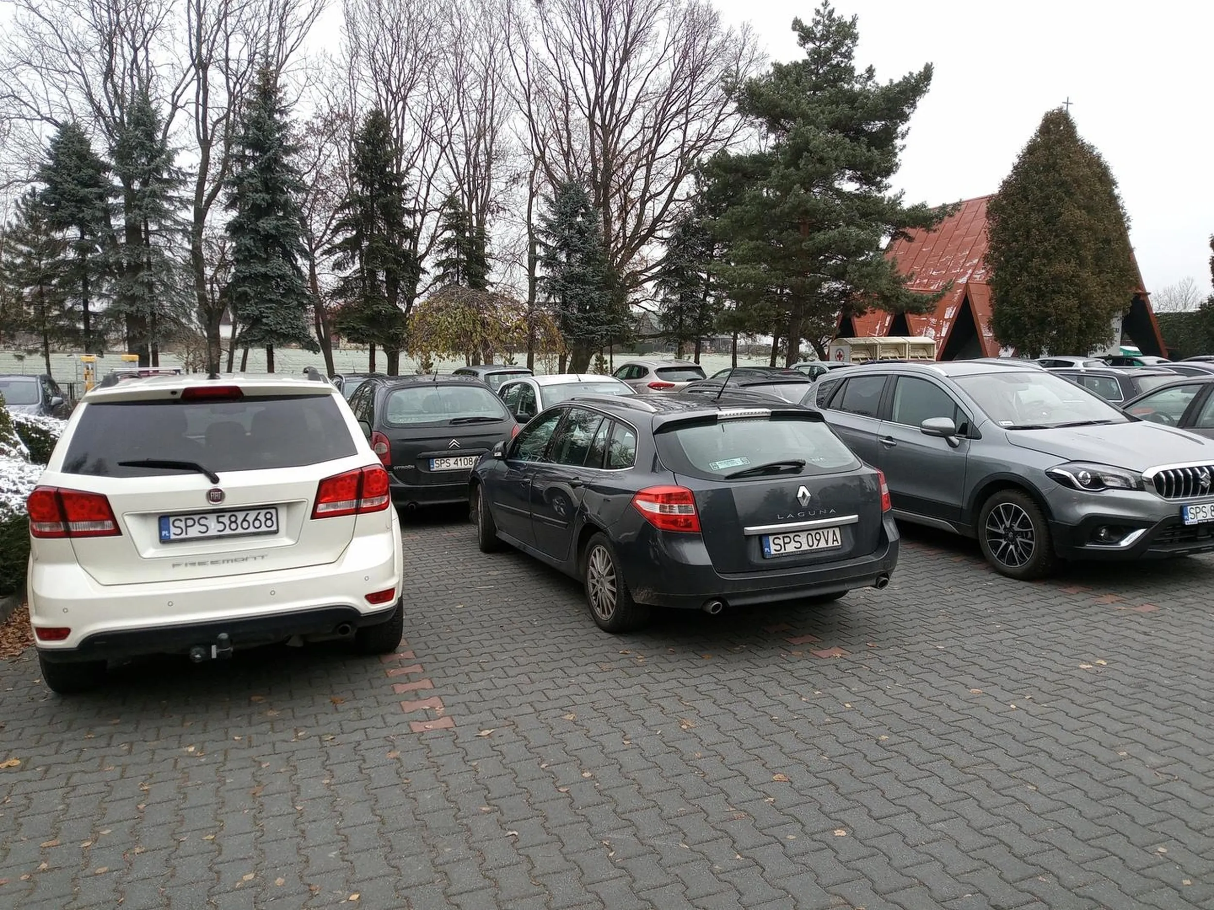Parking pod kościołem w Pawłowicach na Śląsku, niedziela przed mszą myślałem że buractwo w parkowaniu to domena właścicieli BMW czy audi z wybujałym zakompleksionym ego. A tu mamy starą lagunę XD no ludzie złoci, nikt ci tego szrota nie zadrapie jak zaparkujesz normalnie XD