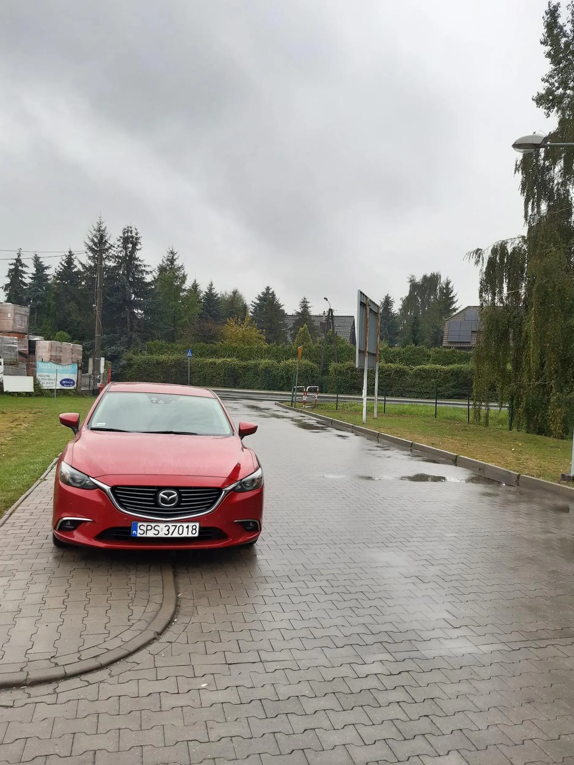 Typ nie potrafi zaparkować pojazdu w wyznaczonym do tego miejscu. Zamiast tego parkuje częściowo na chodniku i częściowo na drodze blokując przy tym dojście pieszym jak swobodny przejazd samochodów.