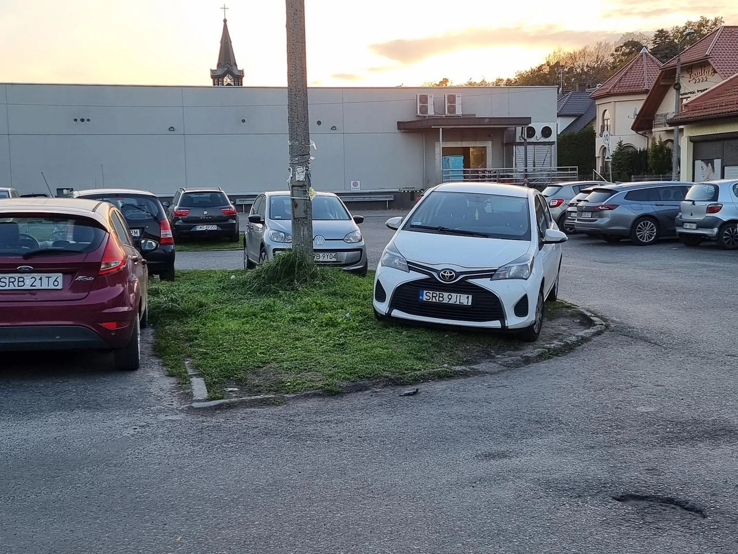 Gratuluję parkowania na trawie, mam nadzieję że odpowiednie służby odpowiednio Pana/Panią nagrodzą :)