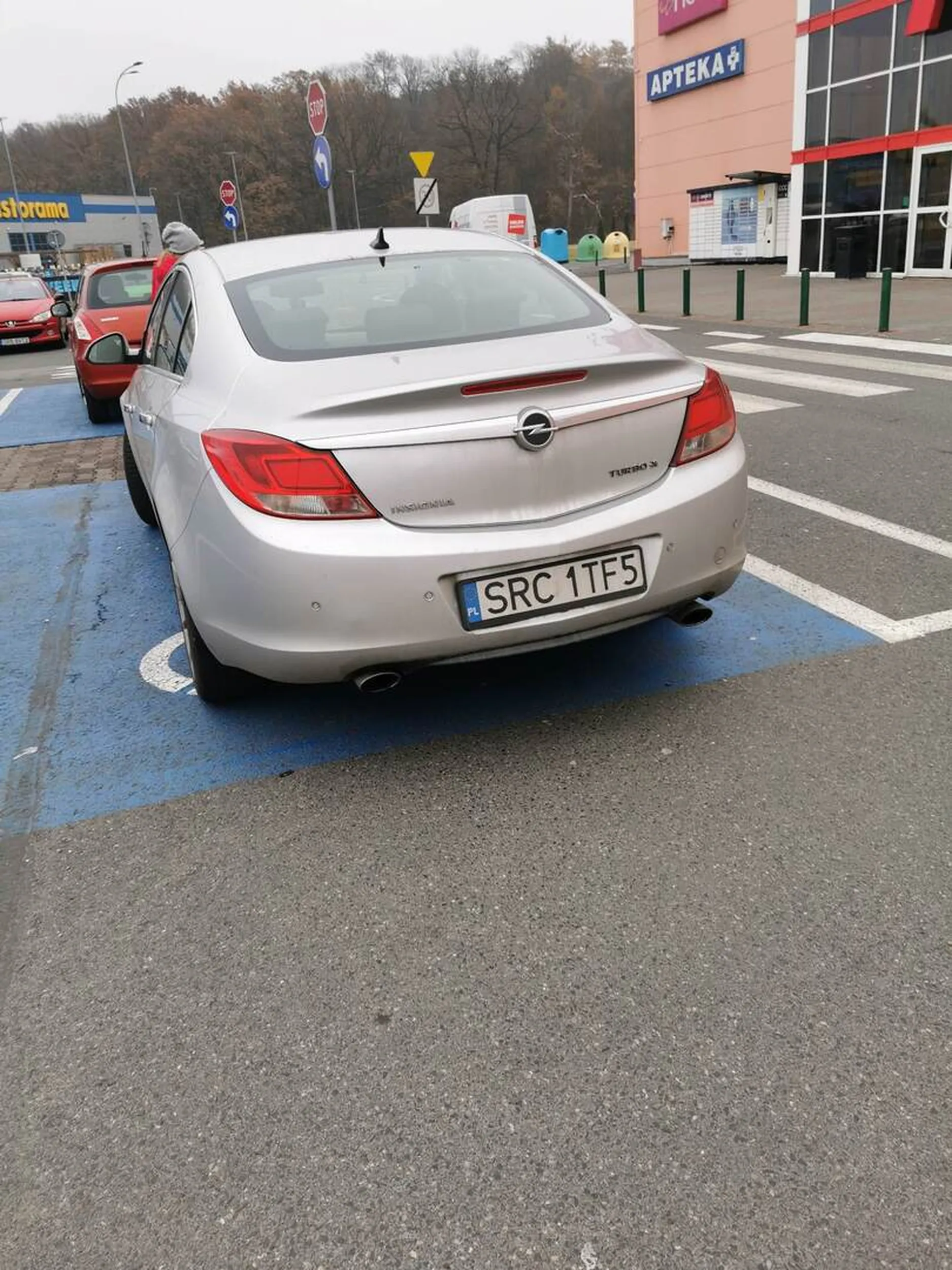 facet parkuje na miejscu dla niepełnosprawnych bo nie chce mu się szukać wolnego miejsca na parkingu 8-)