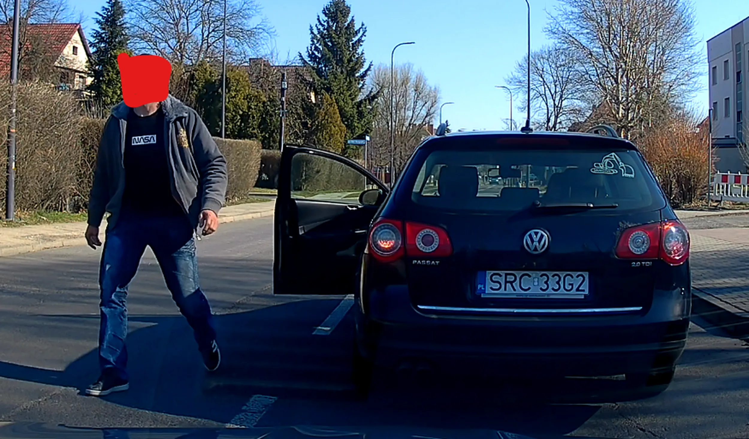 Ścina rondo i twierdzi, że miałem mu ustąpić mimo, że wjechałem na rondo przed nim. Zajeżdża drogę i zachowuje się agresywnie. Odjeżdżając nawet nie zwolnił przed znakiem STOP. Ale on tak może bo podobno "dzieci ma w aucie".