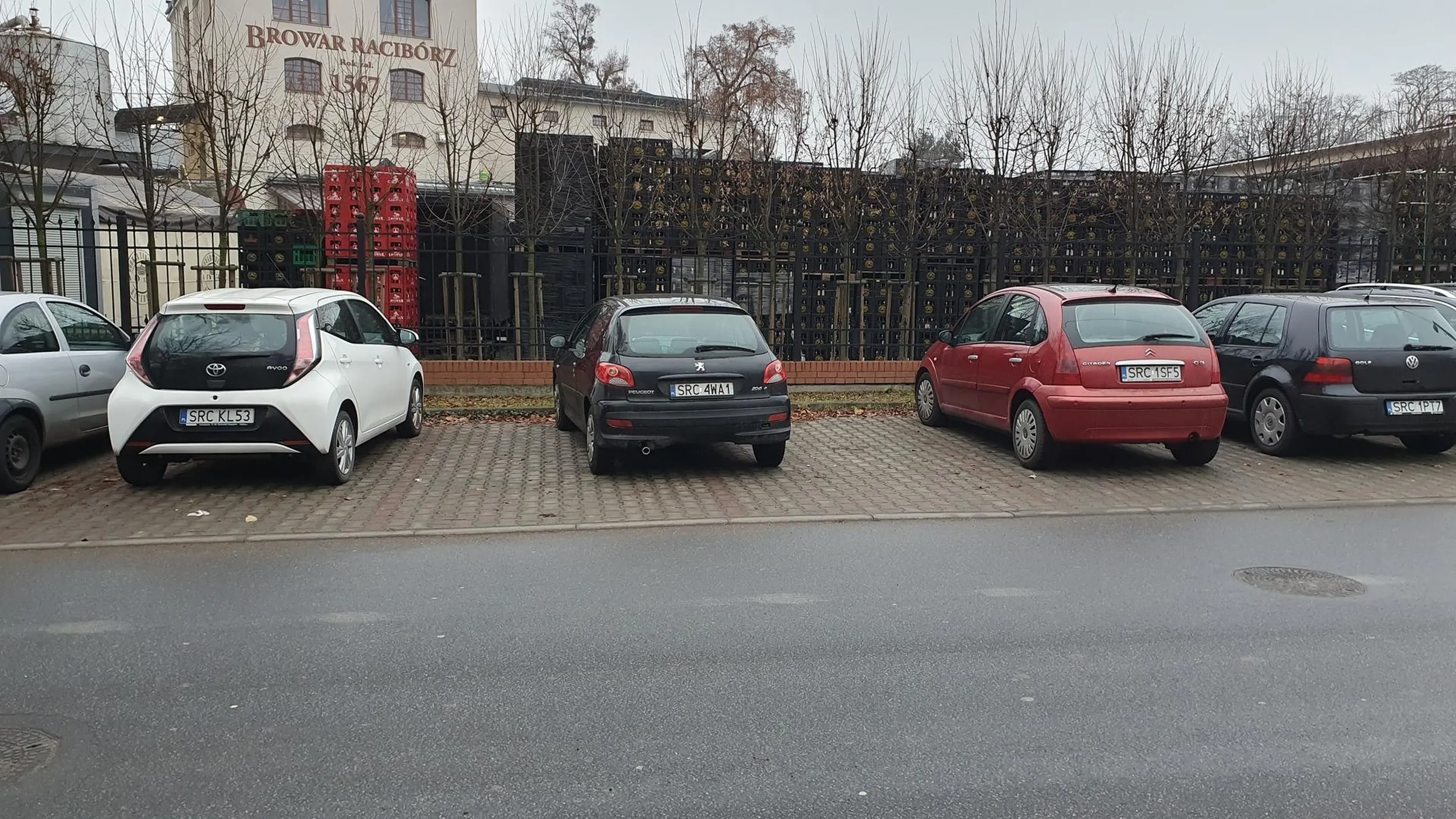 Cały parking zajęty i trzeba parkować na parkingu z basenu za co grozi mandat ale niektórych to nie obchodzi?