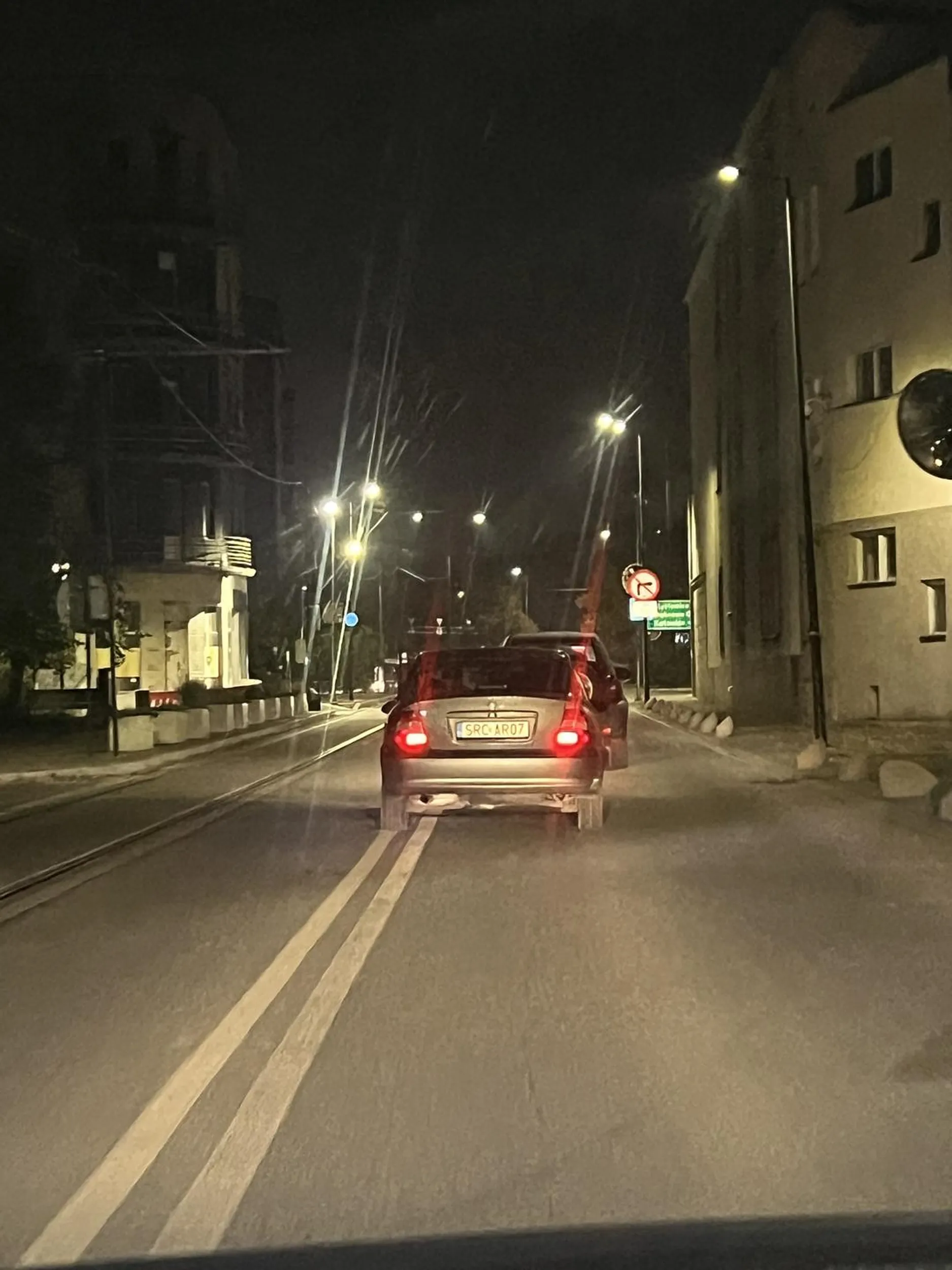 Głupi śmieć, urządza sobie rajdy jakimś starym rzęchem oplem, który ledwo co jeździ. Prawie potrącił pieszych na pasach, wymusił kilka razy pierwszeństwo w ciągu chwili i cudem uniknął zderzenia z innym pojazdem. Lecz się zj3bie i nie traktuj tego starego śmiecia jak sportowego auta bo któregoś razu się zdziwisz