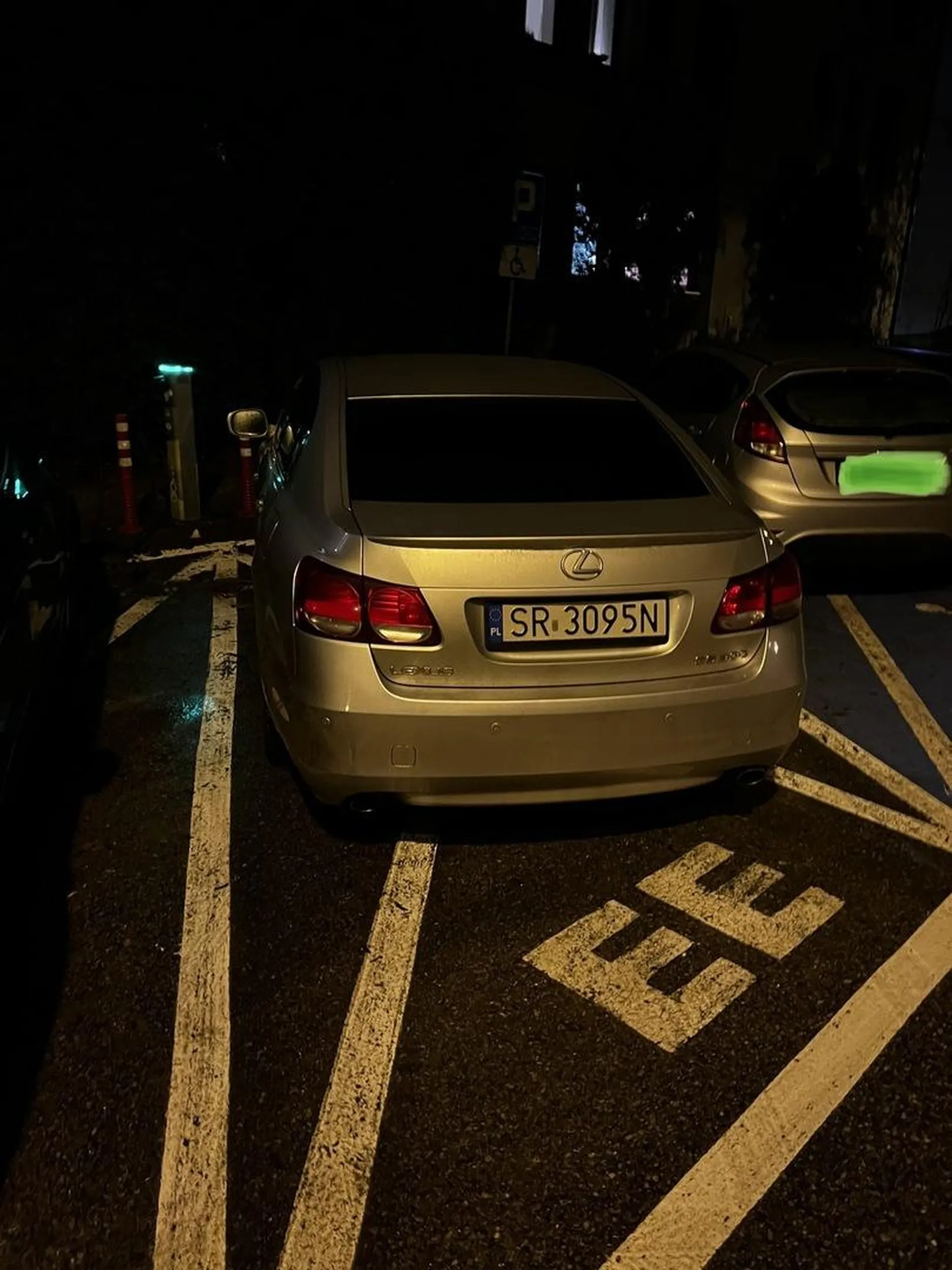 Zaparkował na miejscu przeznaczonym do ładujących się samochodów elektrycznych