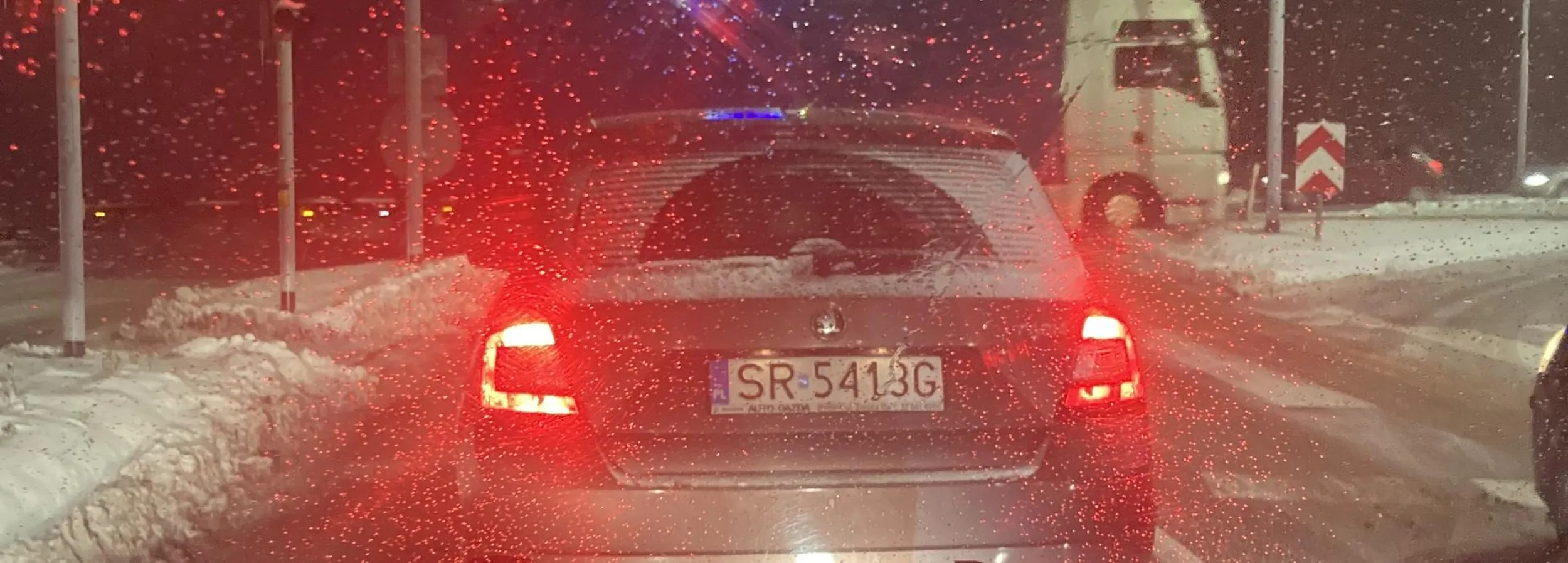 Kierowca zastanawia się przez 5 minut co oznacza kolor zielony, blokując ruch