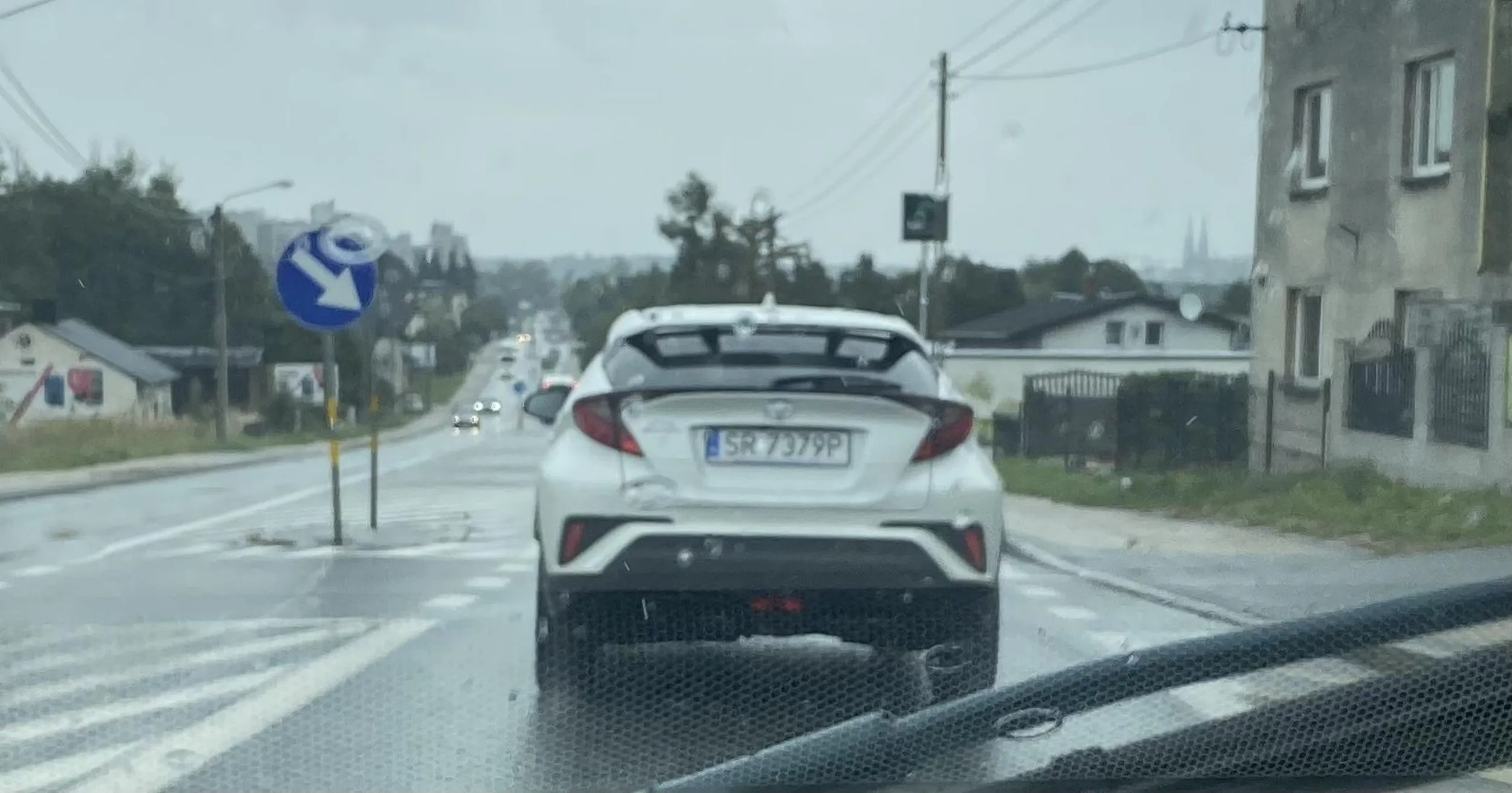 Pirat drogowy z ronda zajeżdża drogę i hamuje przed maska potencjalny morderca na drodze