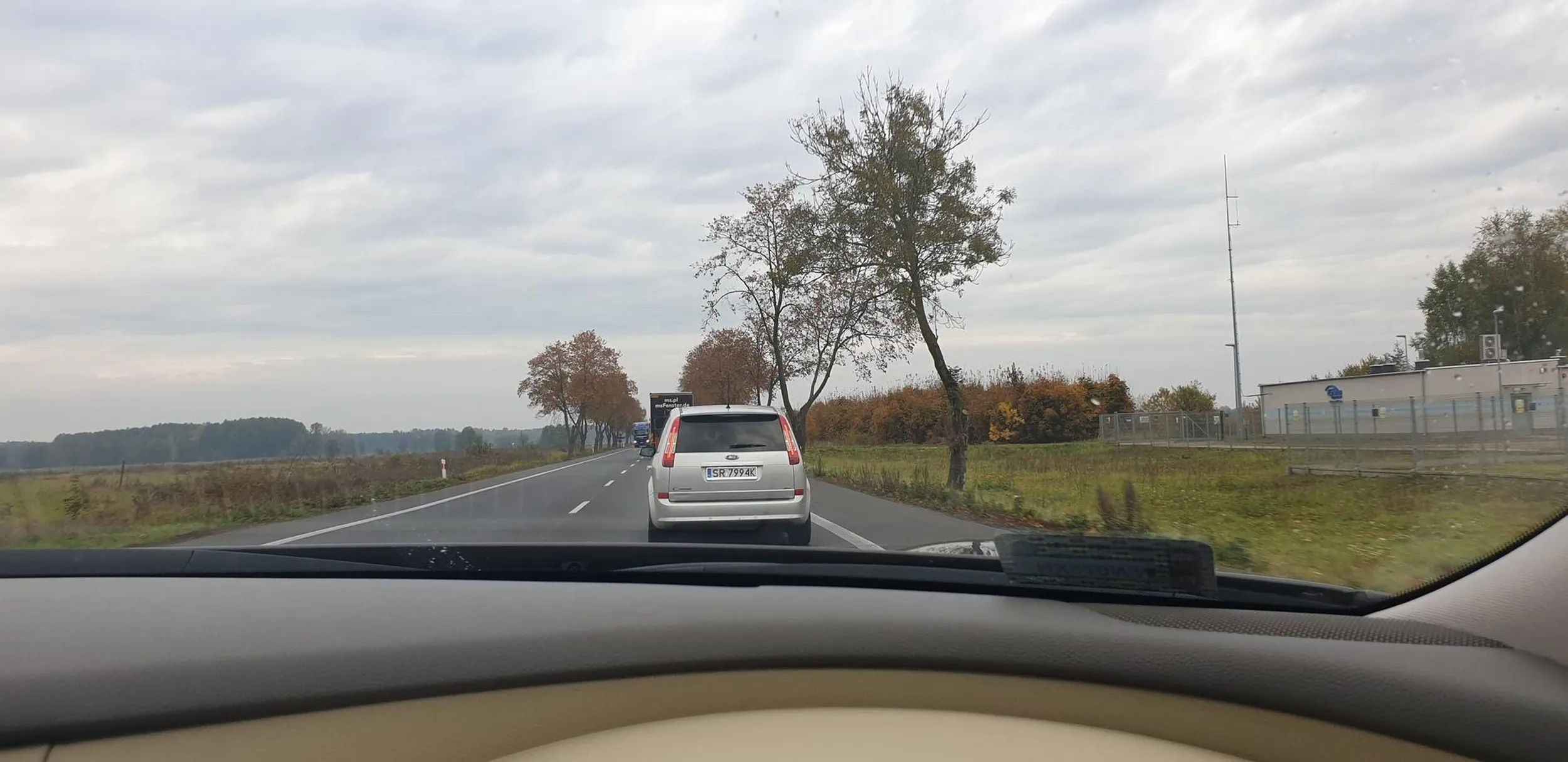 Stał bite pięć minut na przejeździe kolejowym  który nie był w użyciu od dziesiątek lat. Gratuluję.