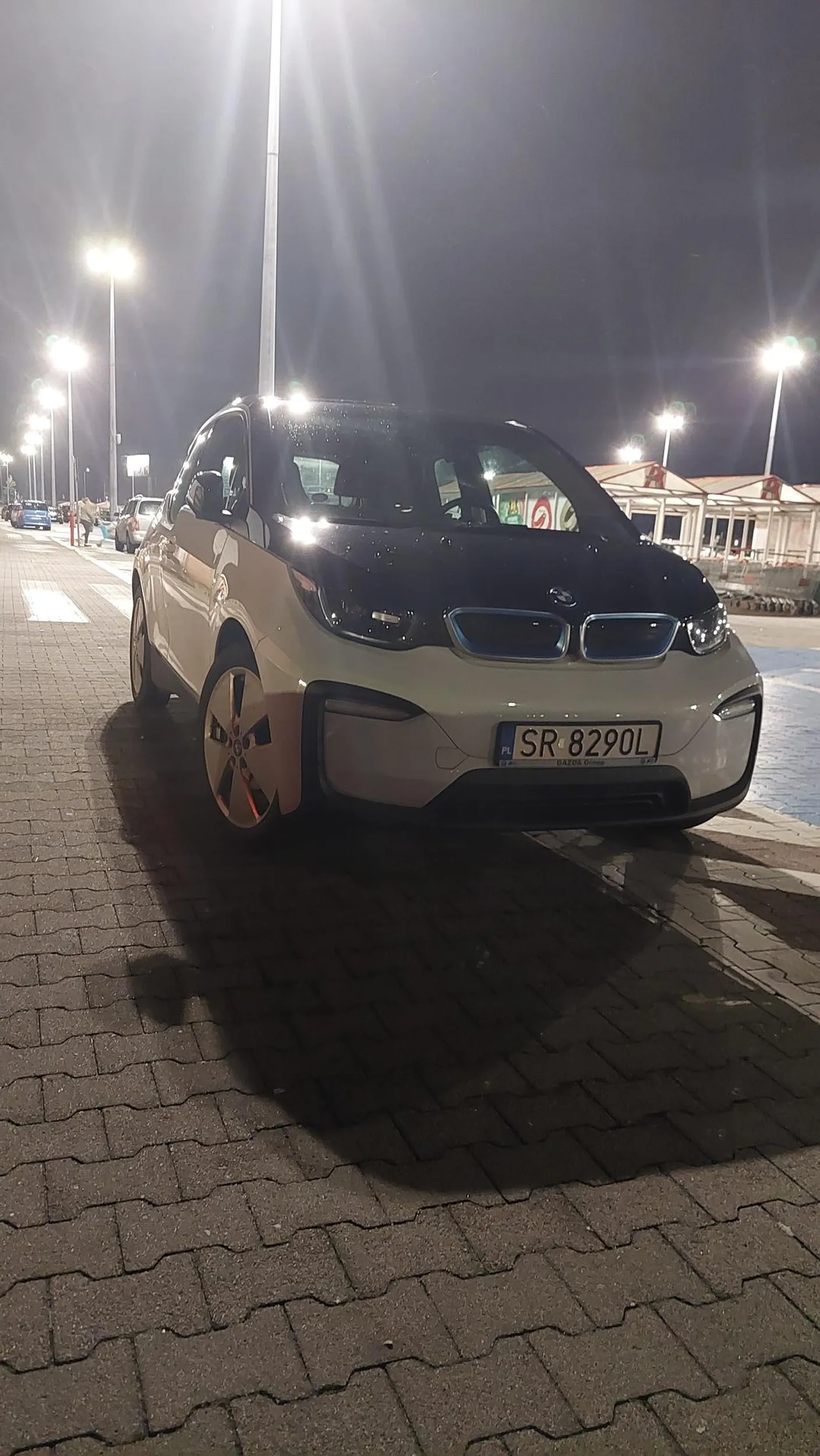 Buc, który po pytaniu "czy tak zamierza zaparkować samochód  na środku drogi" odchodzi sobie niewzruszony.