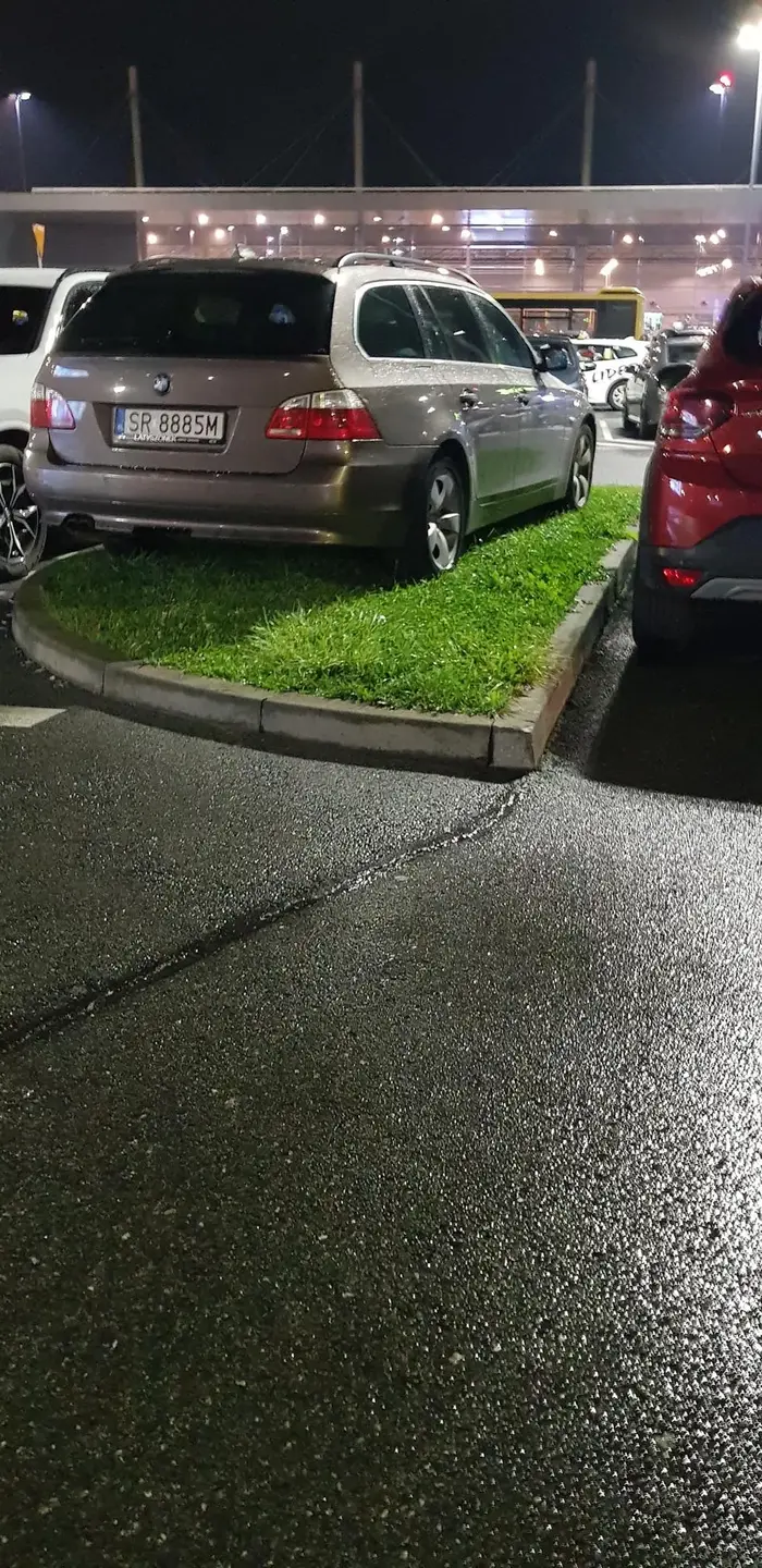 Piękne parkowanie na wysepce, parking lotniska Katowice-Pyżowice Skandaliczne zachowanie kierowcy BMW e61