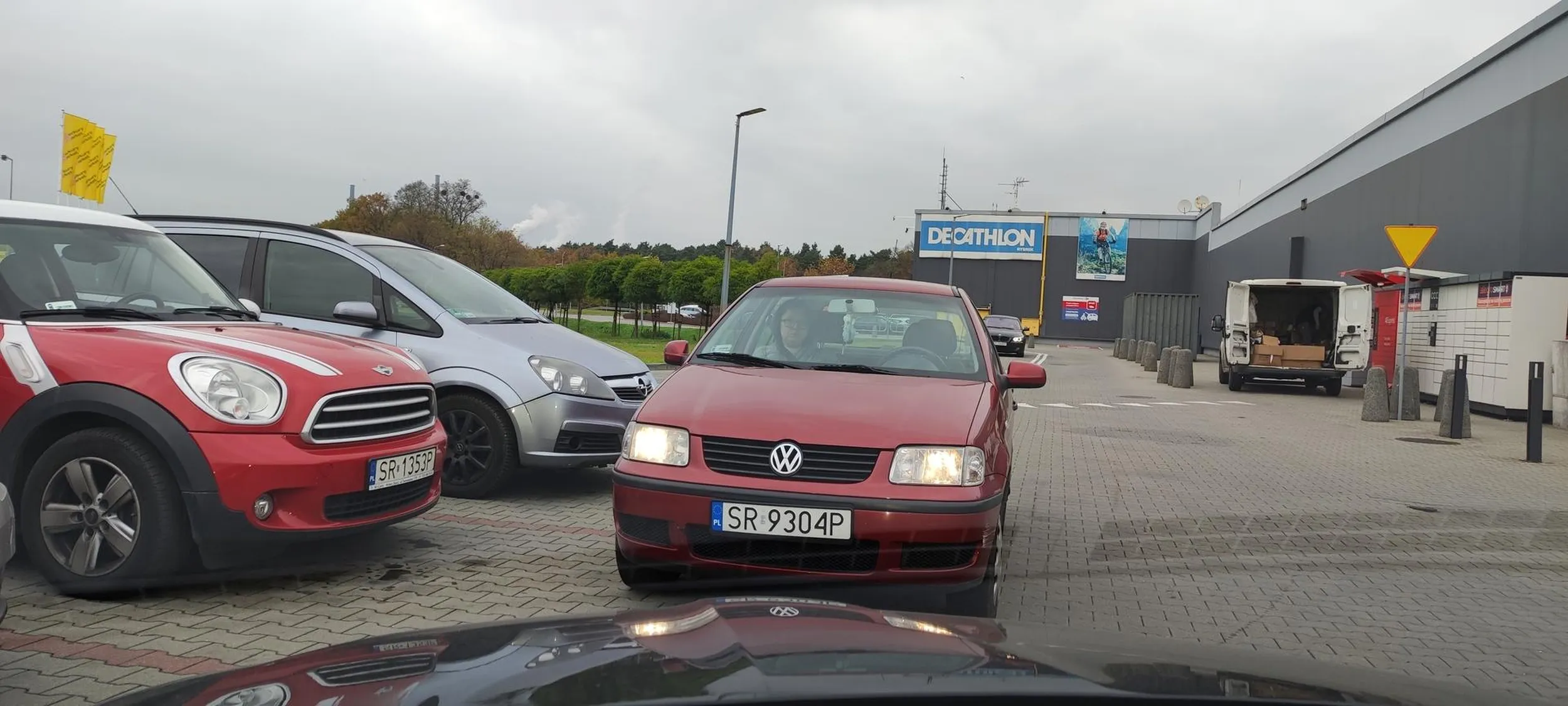 Rozumie, że na terenie centrum handlowego pan kierowca uznaje inne zasady ruchu drogowego i ma gdzieś jazdę przekraczając linie ciągła i jazdę pod zakaz. Zwracając mu uwagę wyskoczył z łapami.