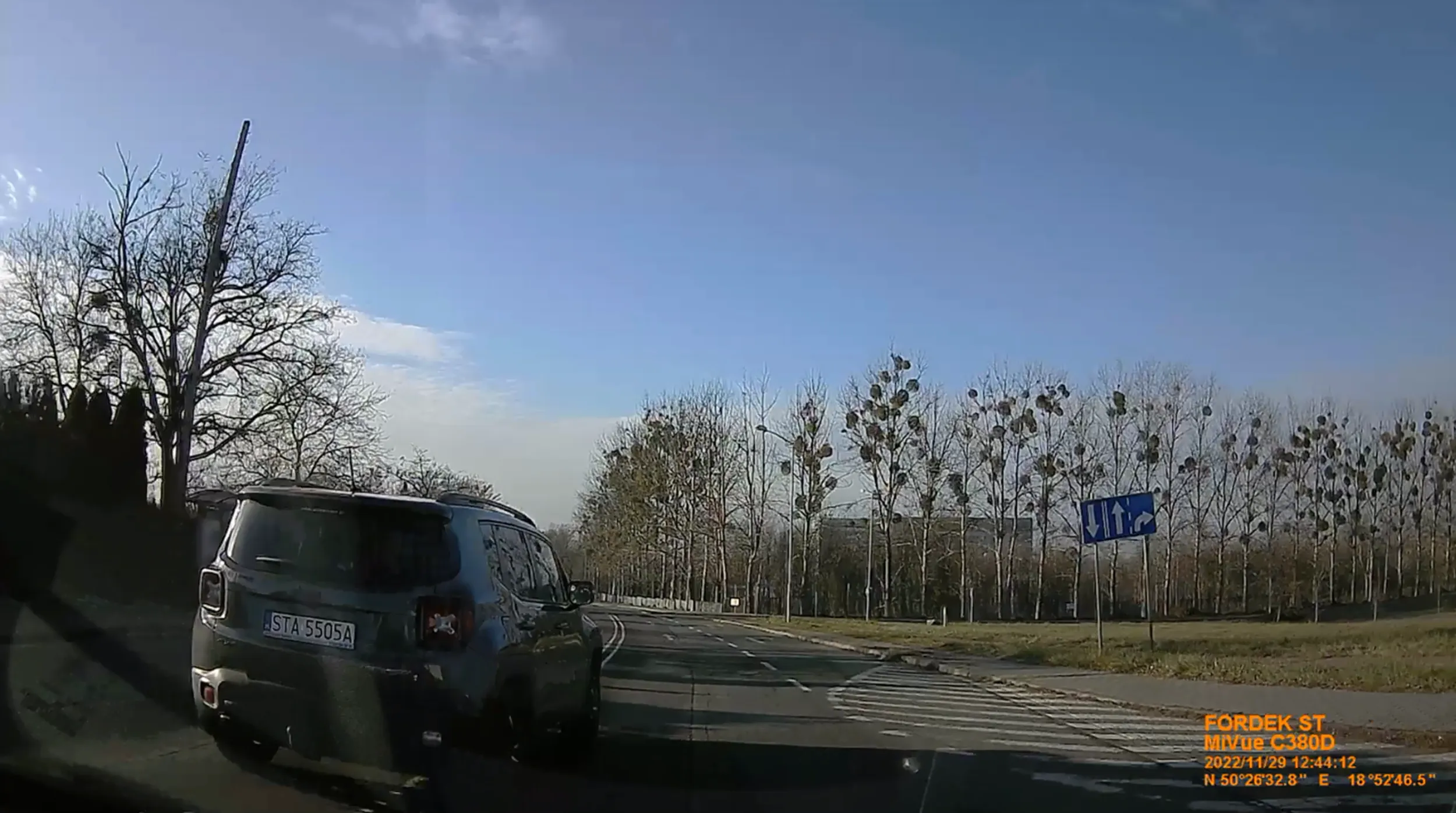 Niepoważny facet, nie zachowuje bezpiecznego odstępu, wyprzedza na pasach i na skrzyżowaniu do tego jedzie blisko 100 w zabudowanym...