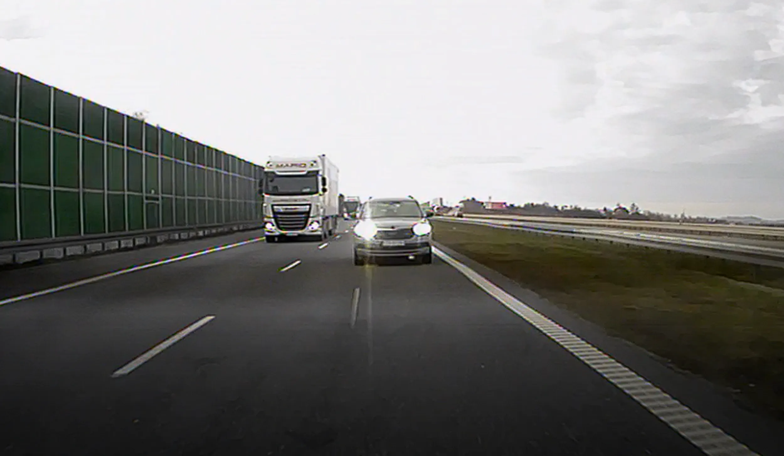 W dupie se latarką poświeć, a nie poganiaj prawidłowo jadących ludzi na autostradzie