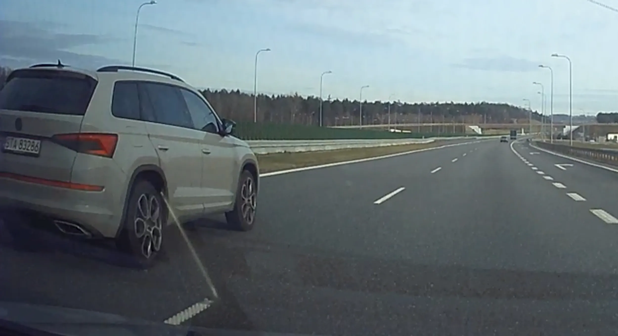 W dupie se latarką poświeć, a nie poganiaj prawidłowo jadących ludzi na autostradzie