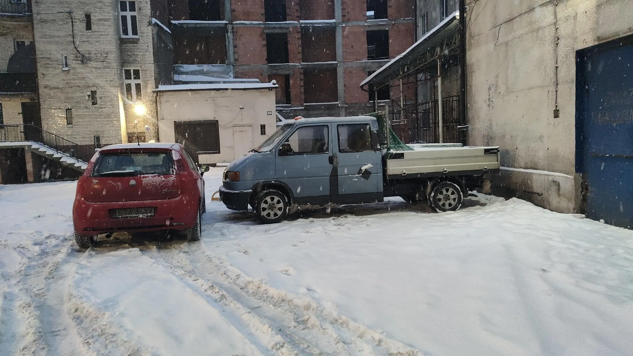 Teren wspólny , tłumaczy że to jego miejsce gdzie staje , a nie ma wykupionych miejsc na terenie