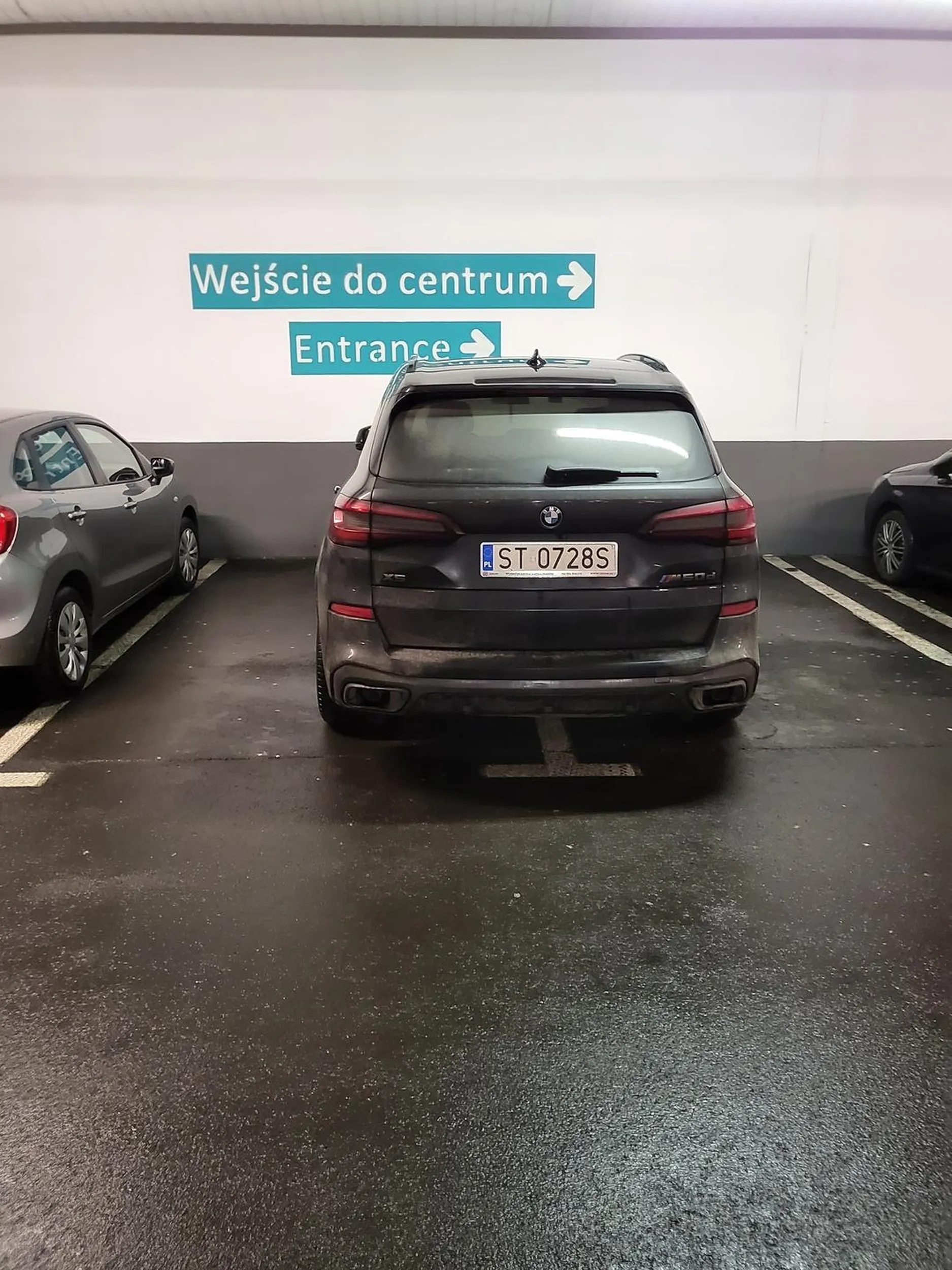 Galeria 3stawy w Katowicach. Przedświąteczny ścisk, że nie ma gdzie zaparkować. I magle nadjeżdża panisko w beemwu i staje za dwóch.