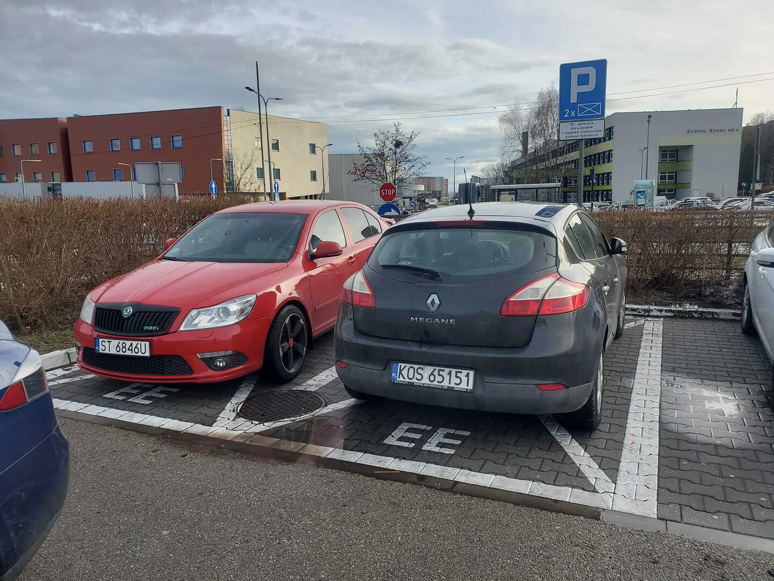 Menda zastawia miejsce do ładowania dla elektryków