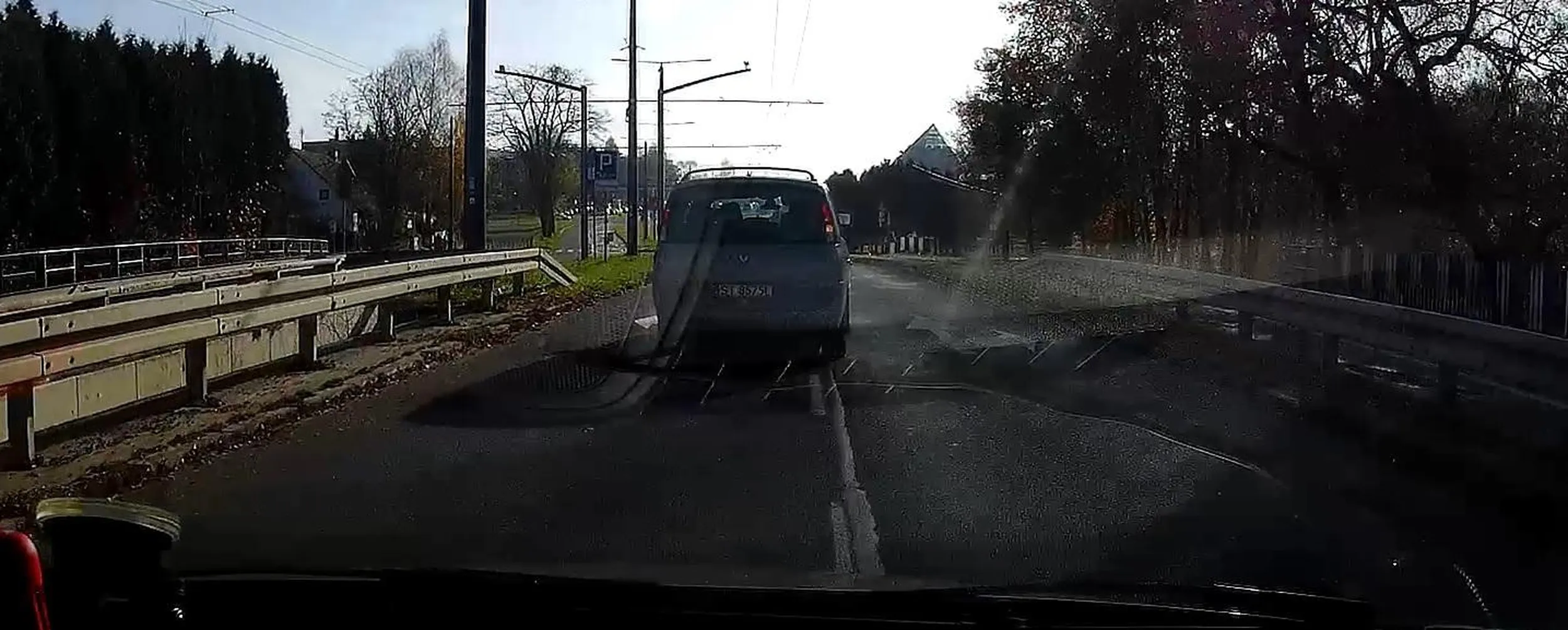 Oj chłopie, na pustych, niedzielnych drogach tak frustrują się tylko niedzielni kierowcy. Zajeżdżanie drogi i nagłe hamowanie - słabo, a cała droga pusta