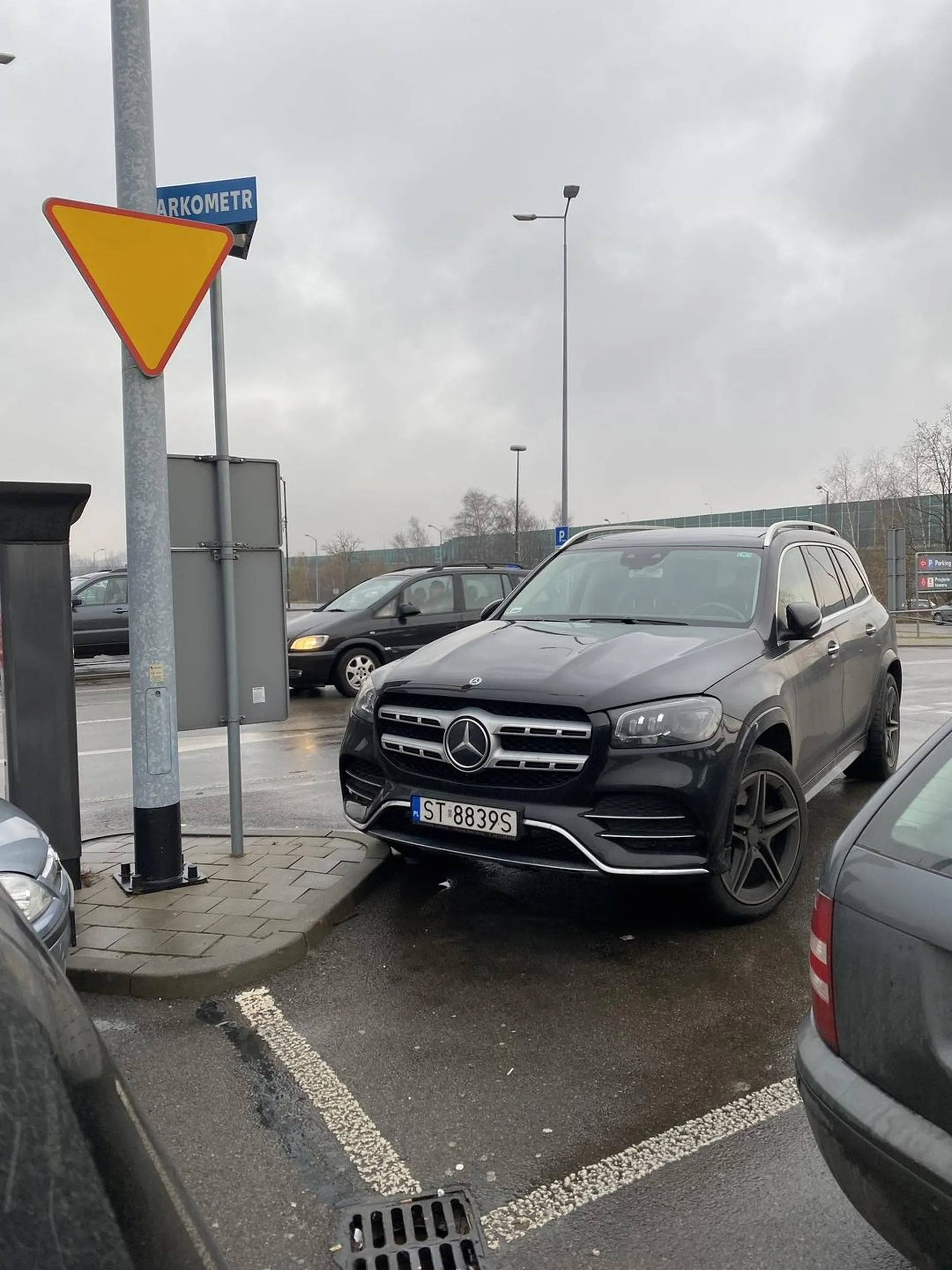 Kierowca powinien wrócić do przedszkola na lekcje kolorowania, bo ewidentne ma problem z niewyjeżdżaniem za linie