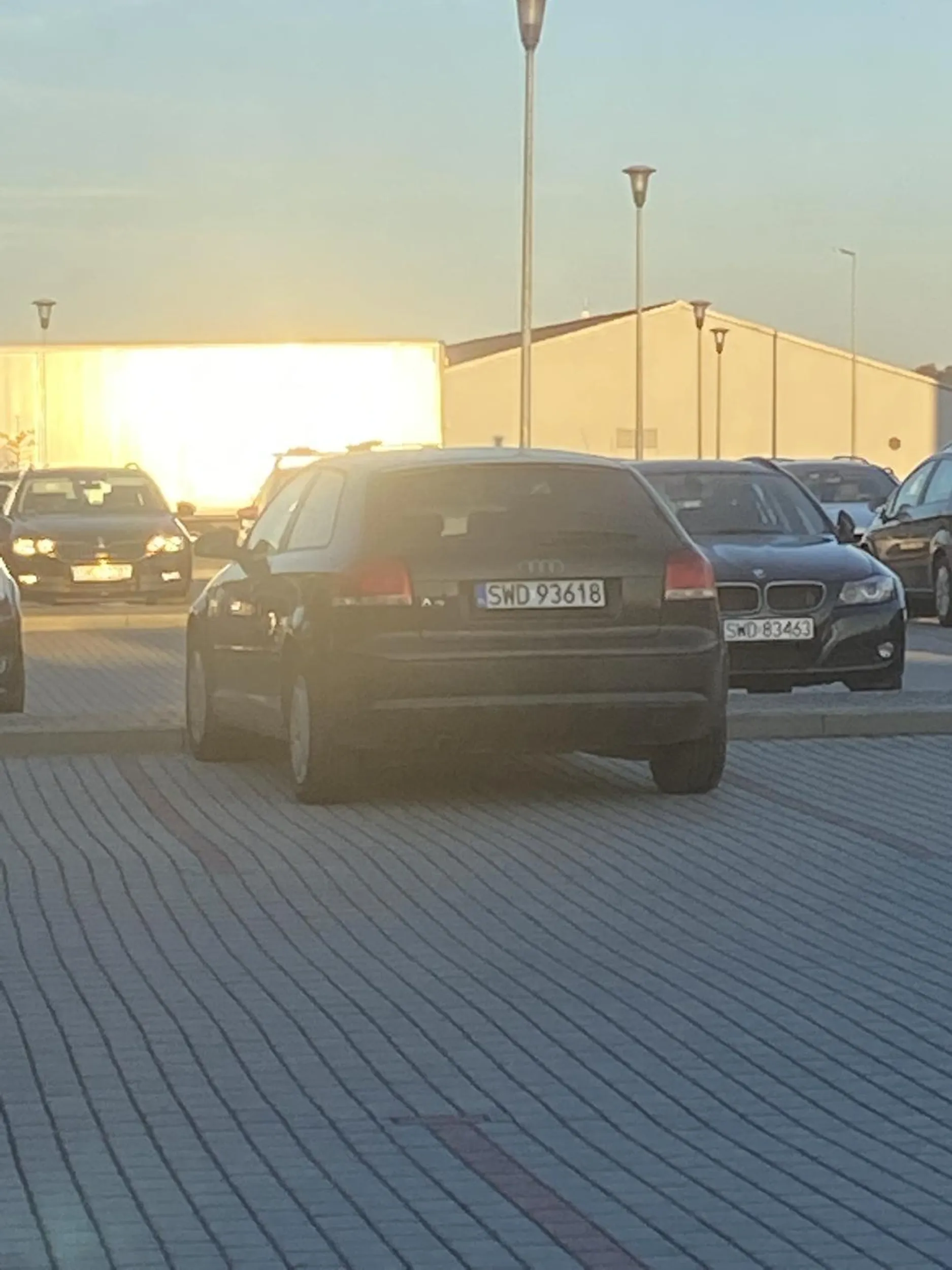 Miłe Panie palace papieroski widzac ze sprzataja ludzie majac kosz obok lawki wola wywalac niedopalki przed siebie. Niepozdrawiam (oczywiscie niedopalki macie w samochodzie)