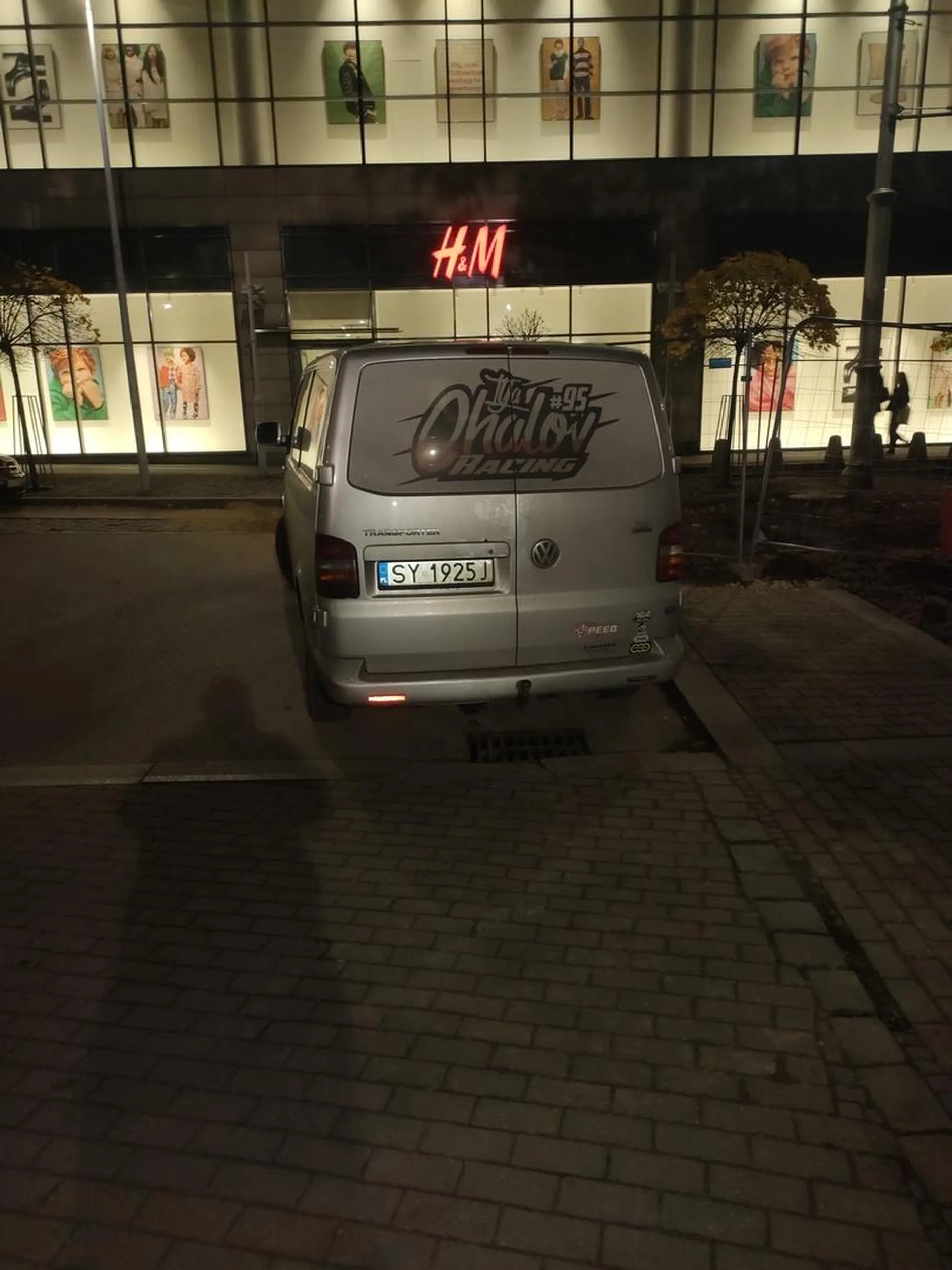 Parkuje pi5da na wjeździe na parking i jeszcze pretensje jak mu się uwagę zwróci.