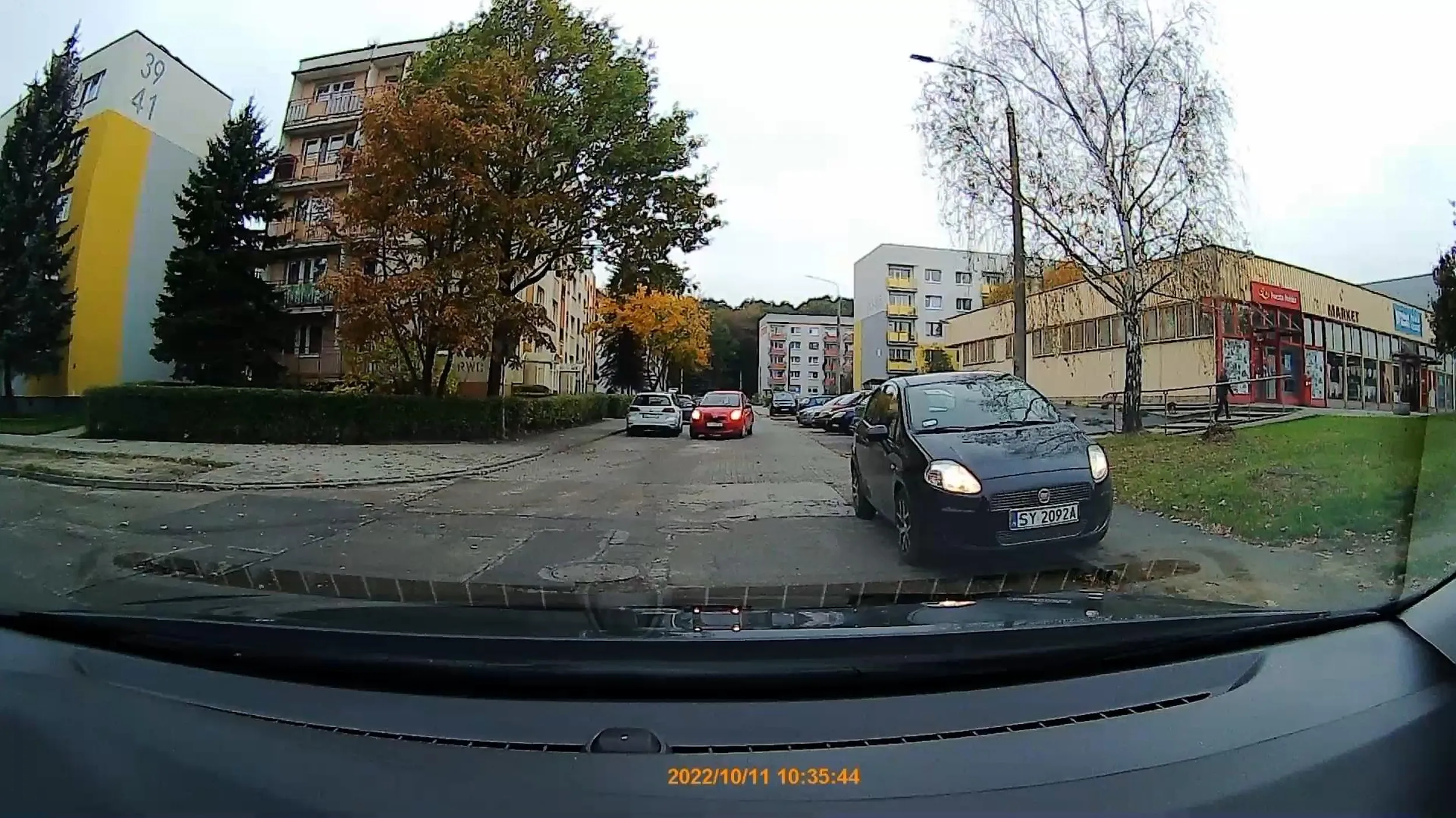 Dwa durne mohery parkują na skrzyżowaniu