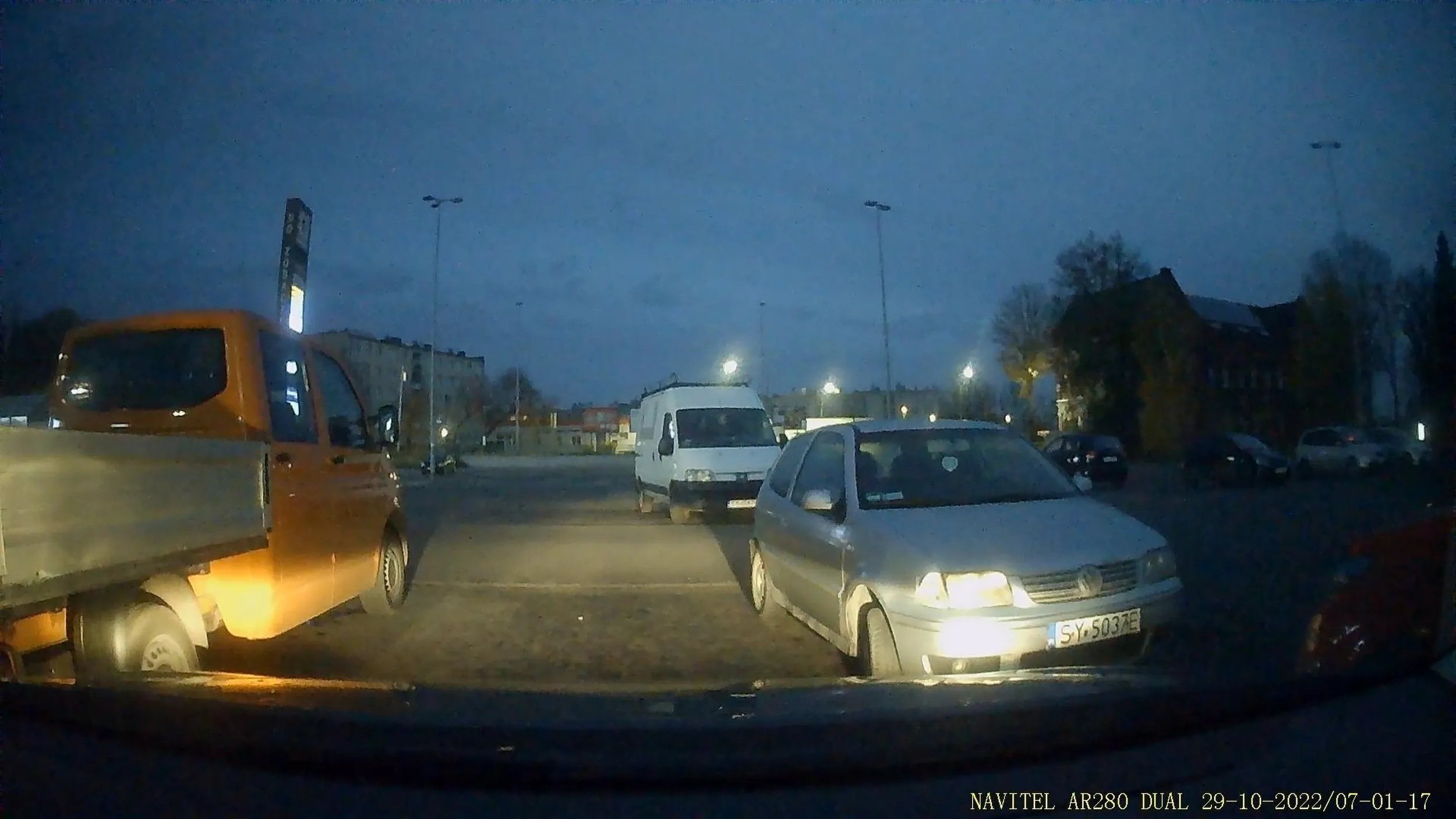 ślepiec i samolub zajmuje dwa miejsca parkingowe