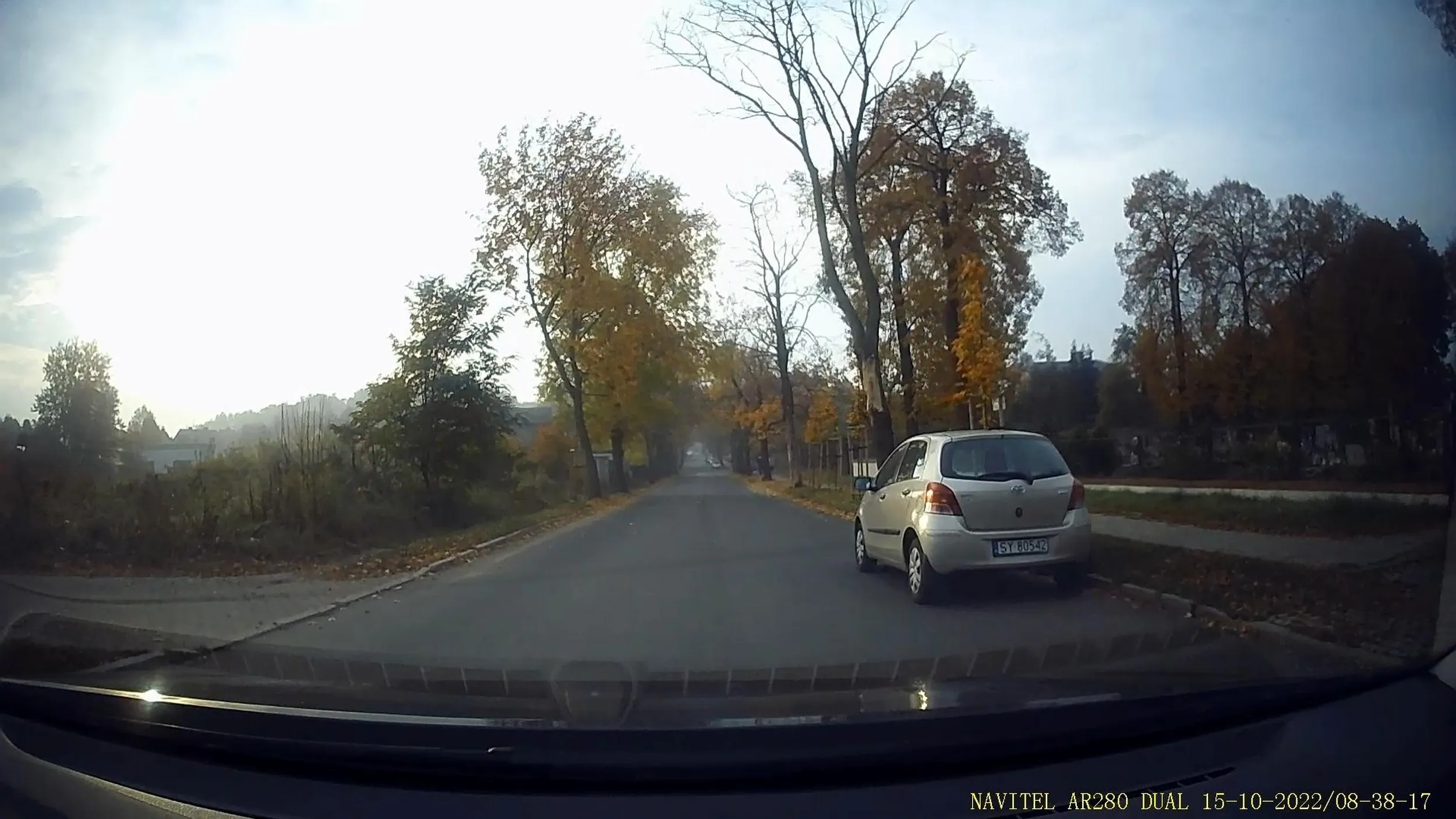 Z lewej strony parking ale drogowy ciul zostawia srajote na drodze