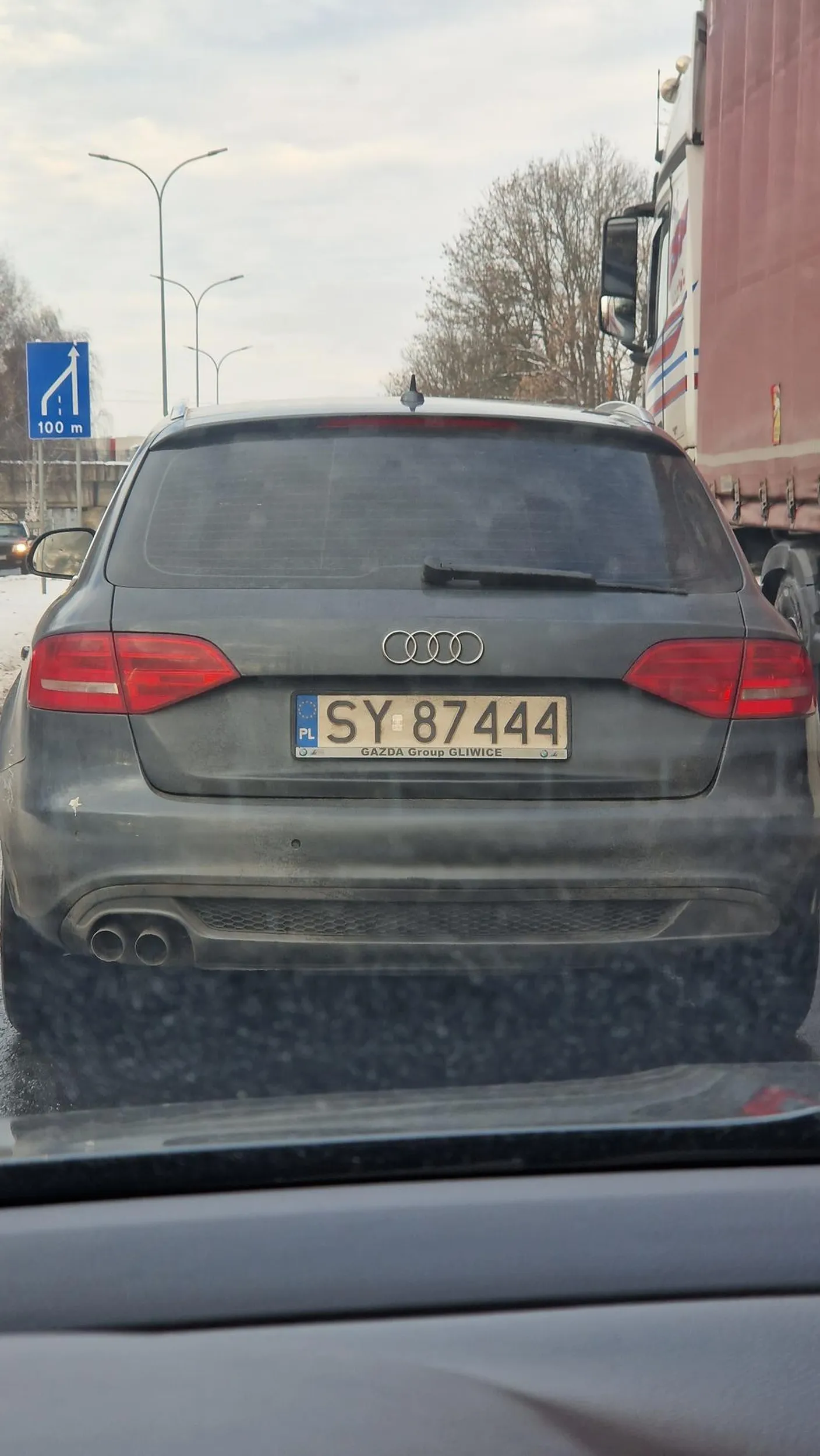 Klasycznie, jazda na zderzaku. Wyprzedzałem ciężarówkę i zjechałem na prawy pas, ale kałdi nie potrafiło się zebrać żeby mnie wyprzedzić, ale to już nie moja wina. Gdy zjechałem z powrotem na lewy pas bo prawy stał, kałdi nagle dostało mocy i znowu siadło na zderzak, a w dłoni kierowcy pojawił się telefon żeby mi zrobić zdjęcie ? Lecz się parówo i wydupiaj na ponowny egzamin... mam piękne nagranie z kamerki i będzie ono wysłane w odpowiednie miejsce