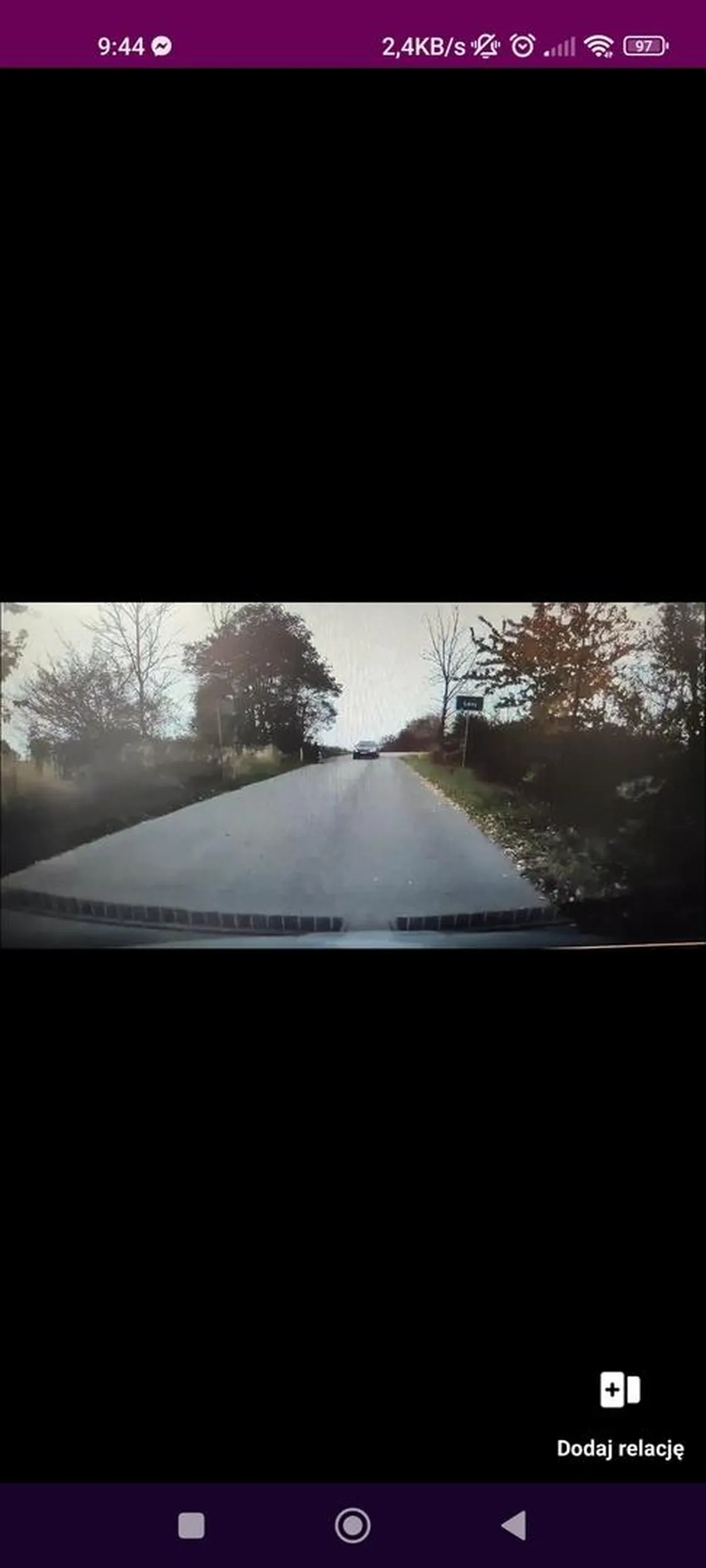 Człowiek rozmawiał przez telefon wymijając pieszego na zakręcie.