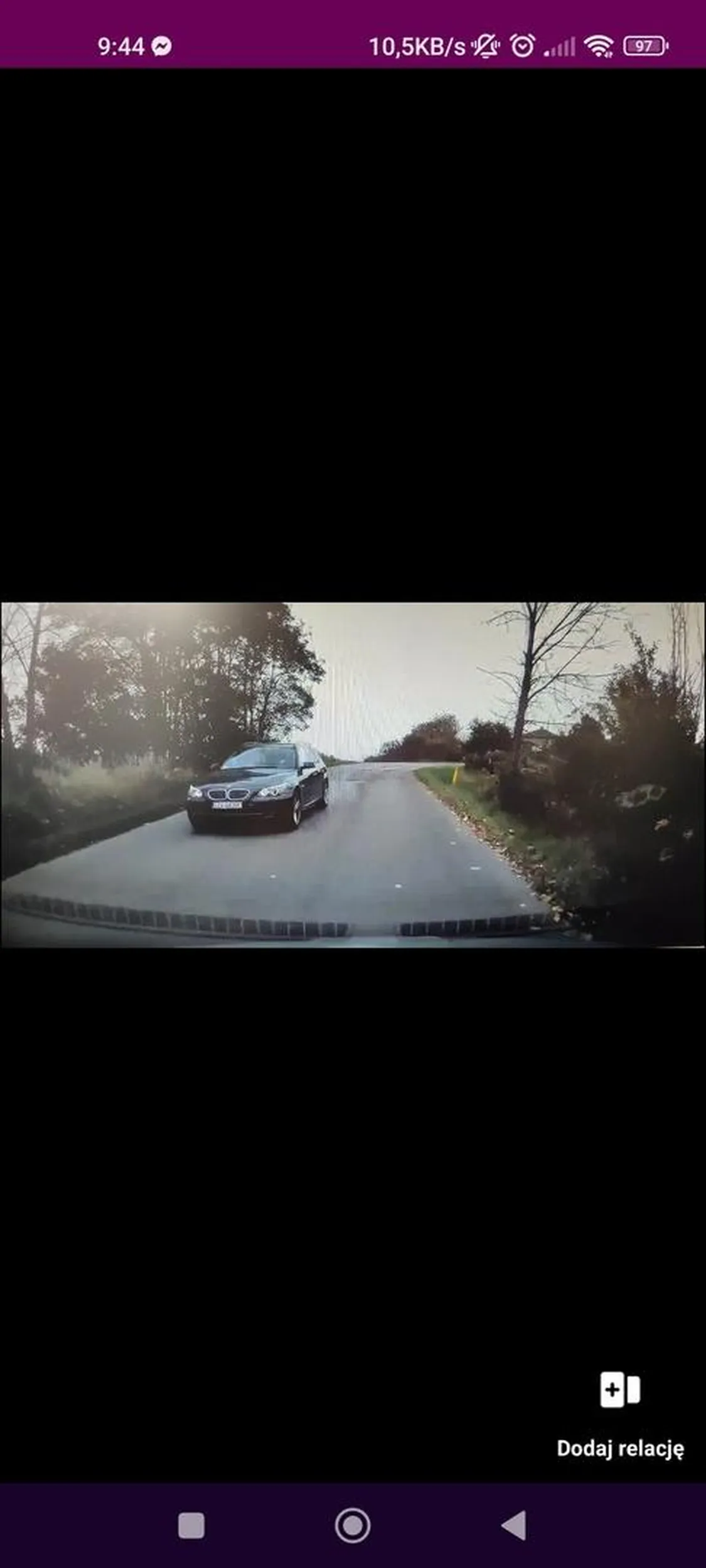 Człowiek rozmawiał przez telefon wymijając pieszego na zakręcie.