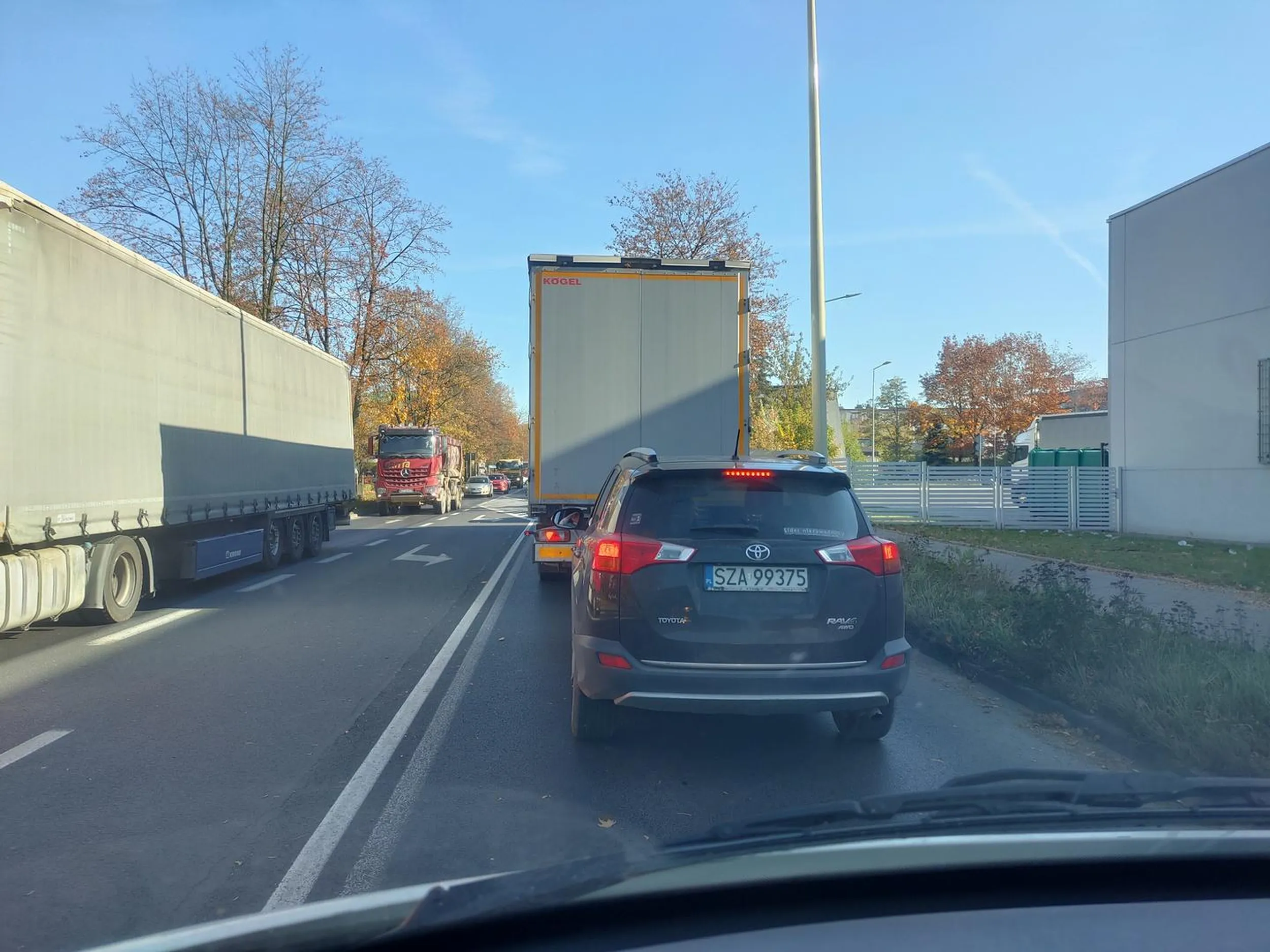 Dziadyga z RAV4 szuka dzwona że swojej winy wbija się z pasa do skrętu w lewo na wprost