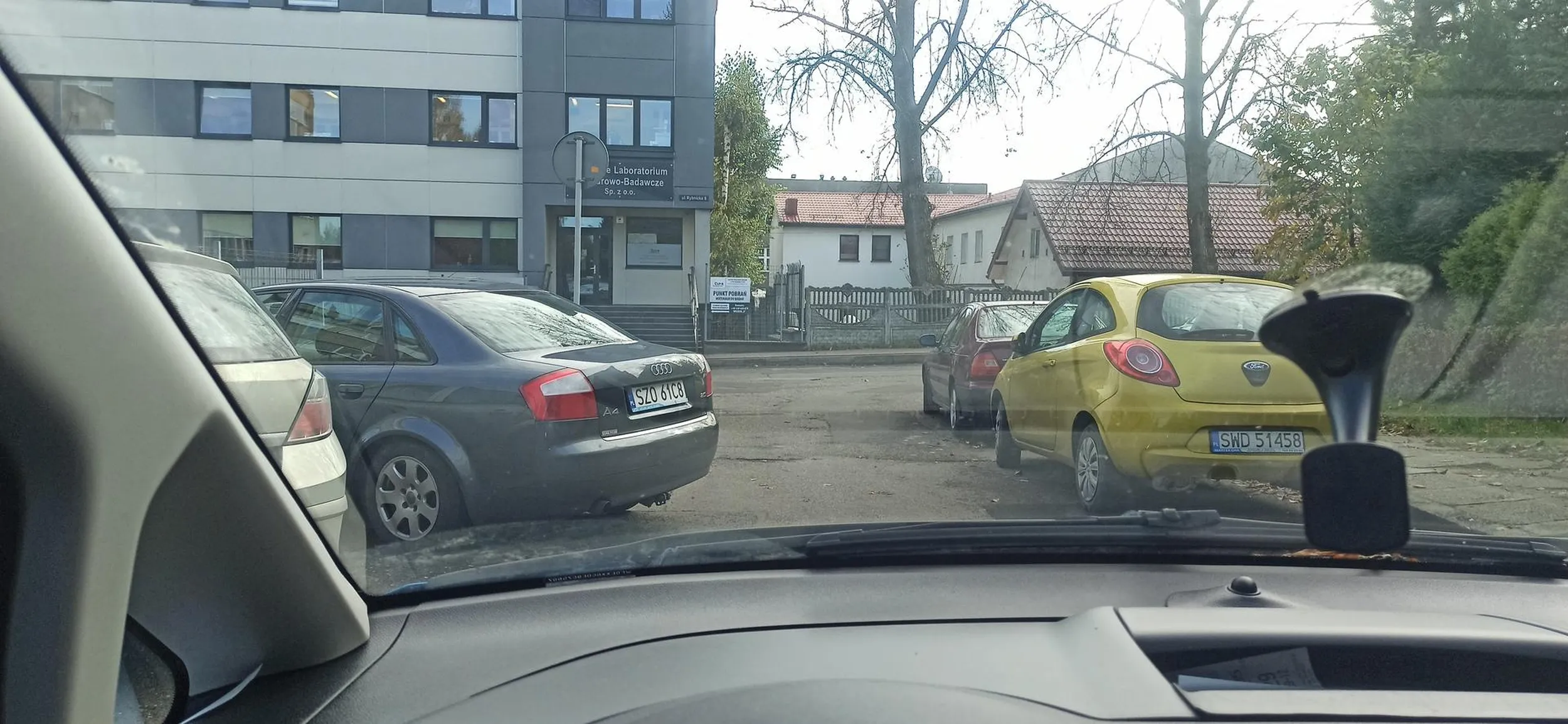 Droga jednokierunkowa, na jednym z osiedli w Jastrzębiu Zdroju. Oczywiście kierowcy mogą stać i z lewej i z prawej. Tylko pan z Audi chyba trochę przesadza. Nie pozdrawiam.