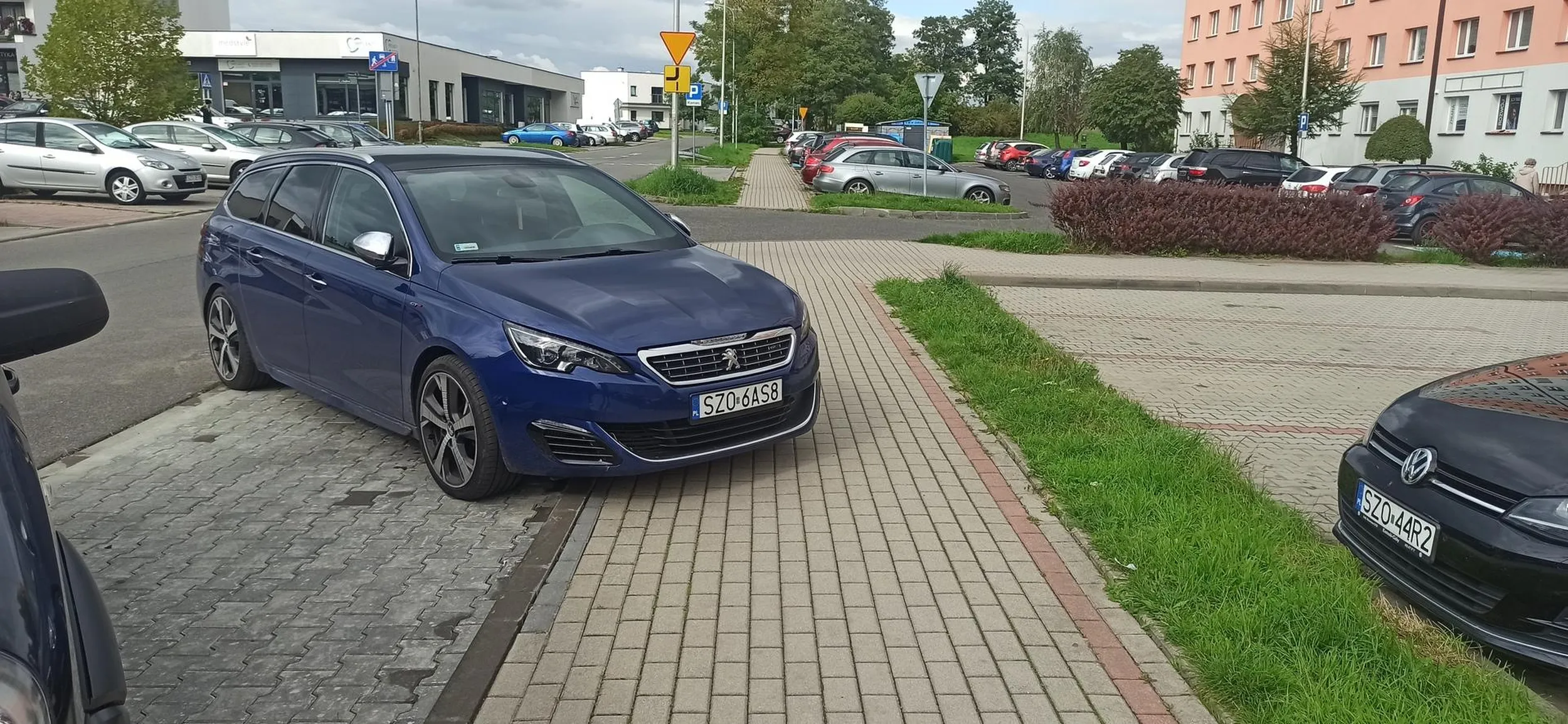 Tempak staje na chodniku