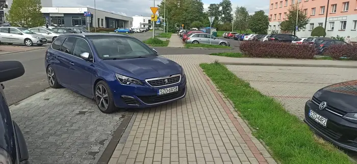 Tempak staje na chodniku