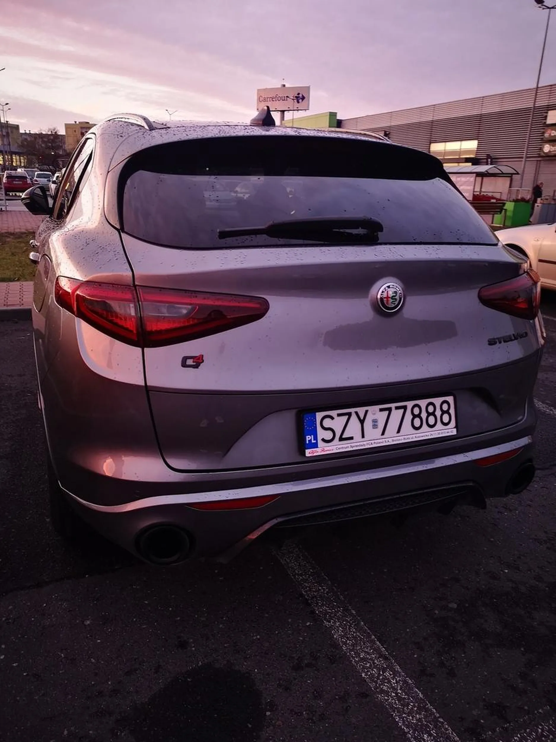 Praktycznie przy mnie tak zaparkował. Miejsca miał pełno. I to w dodatku facet. Wstyd.