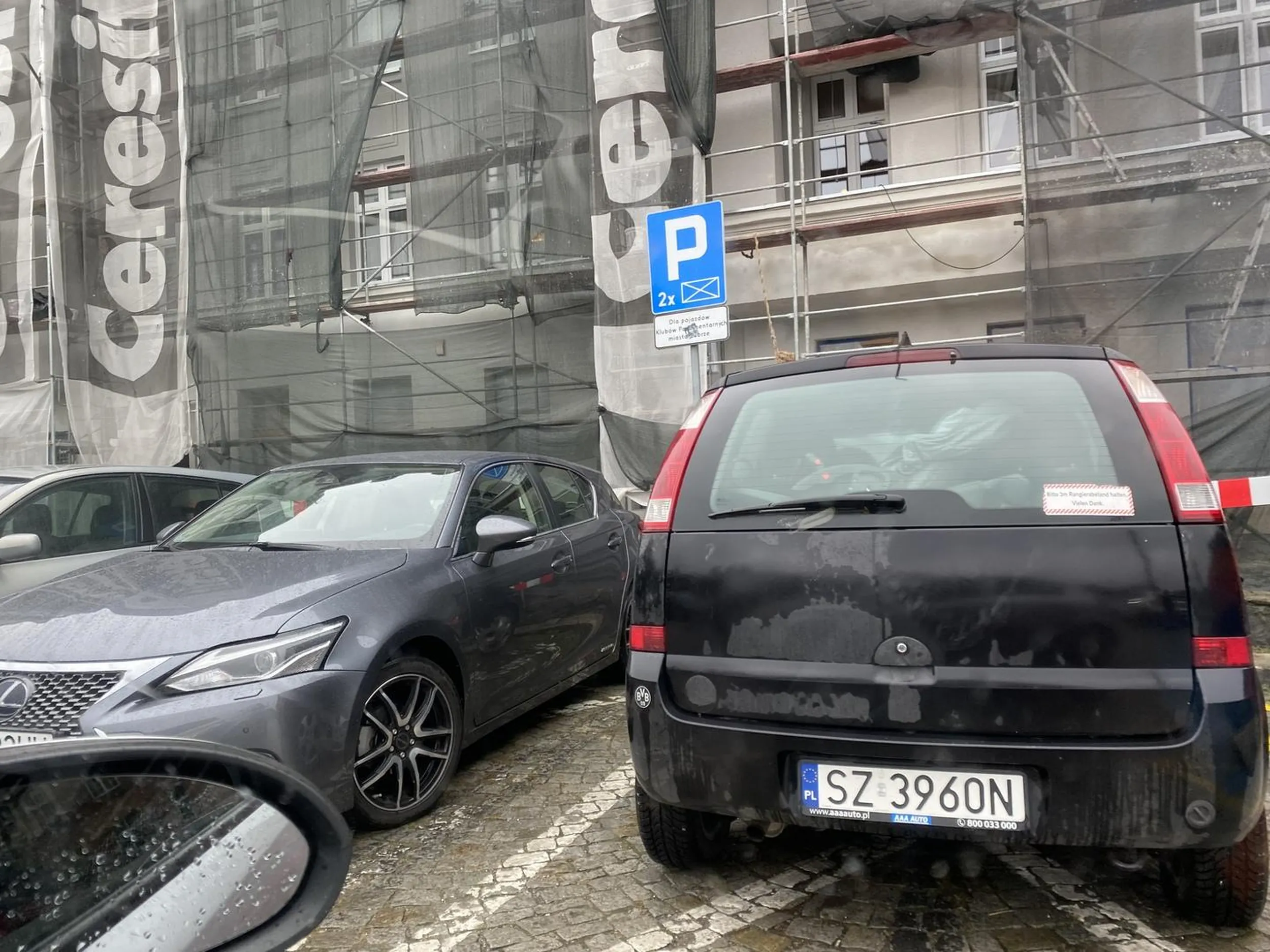 Pan jest niepoważny, parkuje na miejscu dla klubów parlamentarnych miasta Zabrze. Chamstwo i podłość! Powinien się wstydzić, ponieważ dzieci w wieku 6 lat potrafią czytać. Zapraszam na kurs czytania i nauki alfabetu, bo najwyraźniej kilka słów go przerasta!