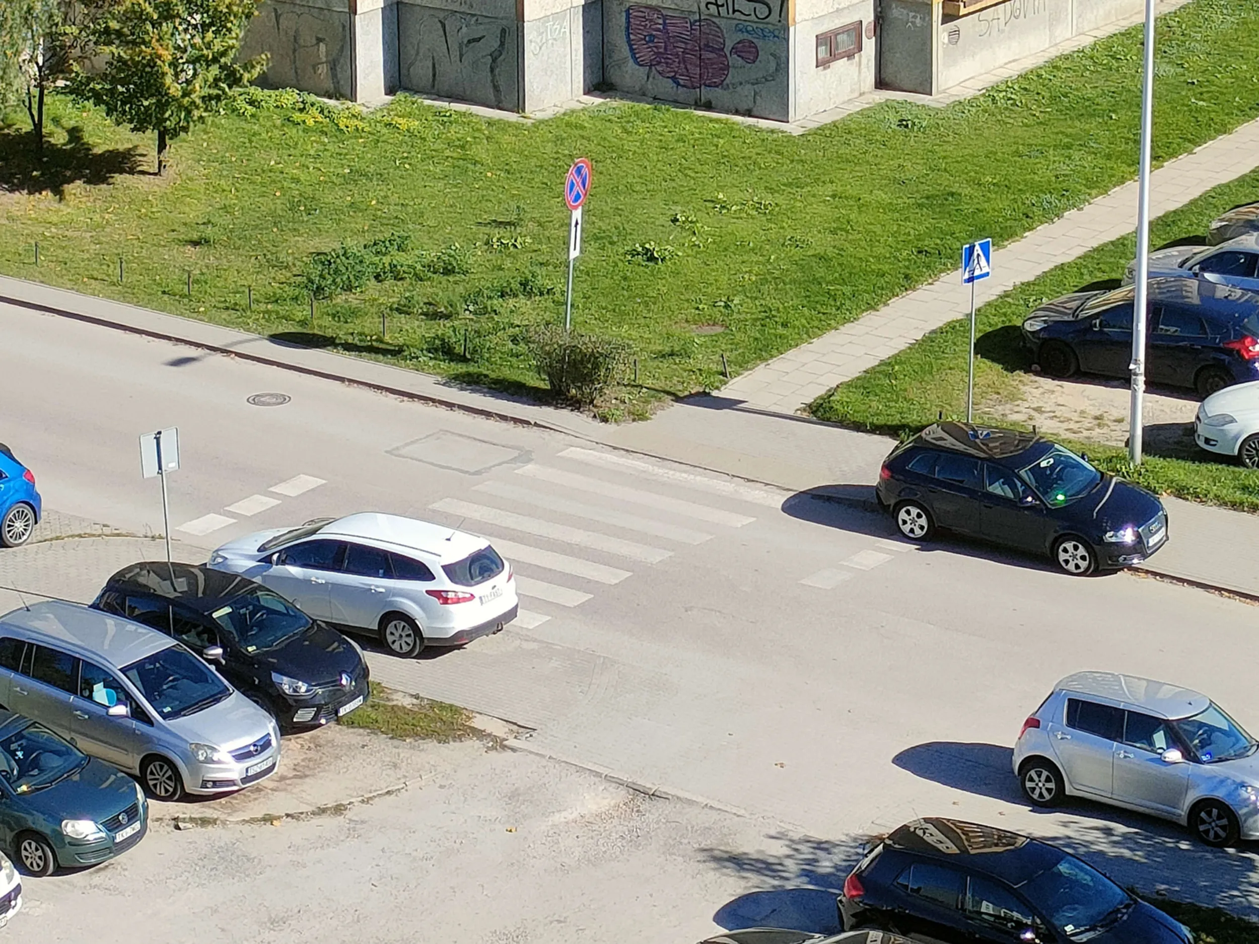 tylko na chwilę zaparkował na przejściu dla pieszych, poza tym to bardzo dobry człowiek zawsze dzień dobry mówi