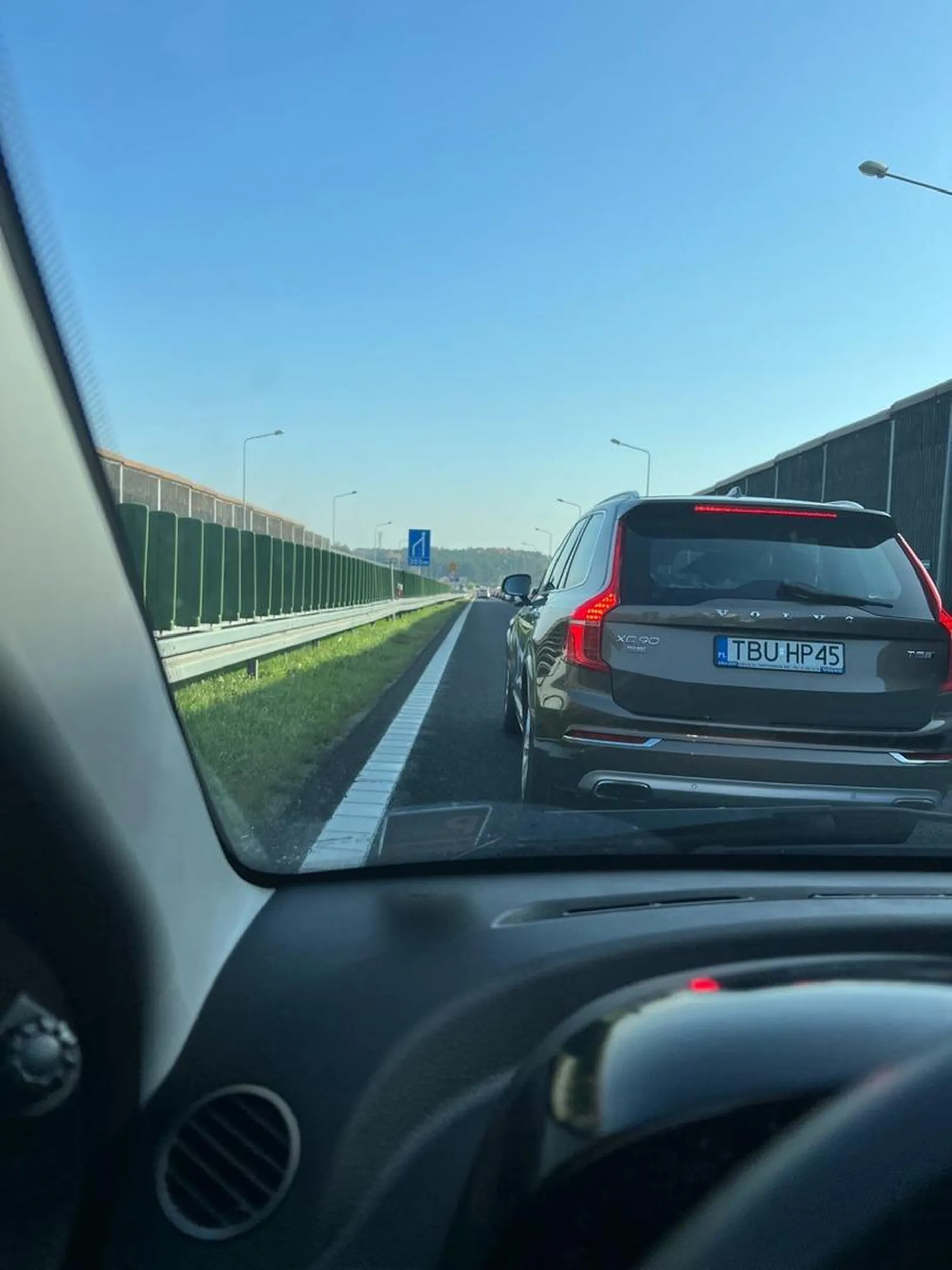 Kierowca pojazdu marki Volvo blokuje lewy pas na drodze ekspresowej S74 uniemożliwjając jazdę na suwak oraz stawrza zagrożenie na drodze.