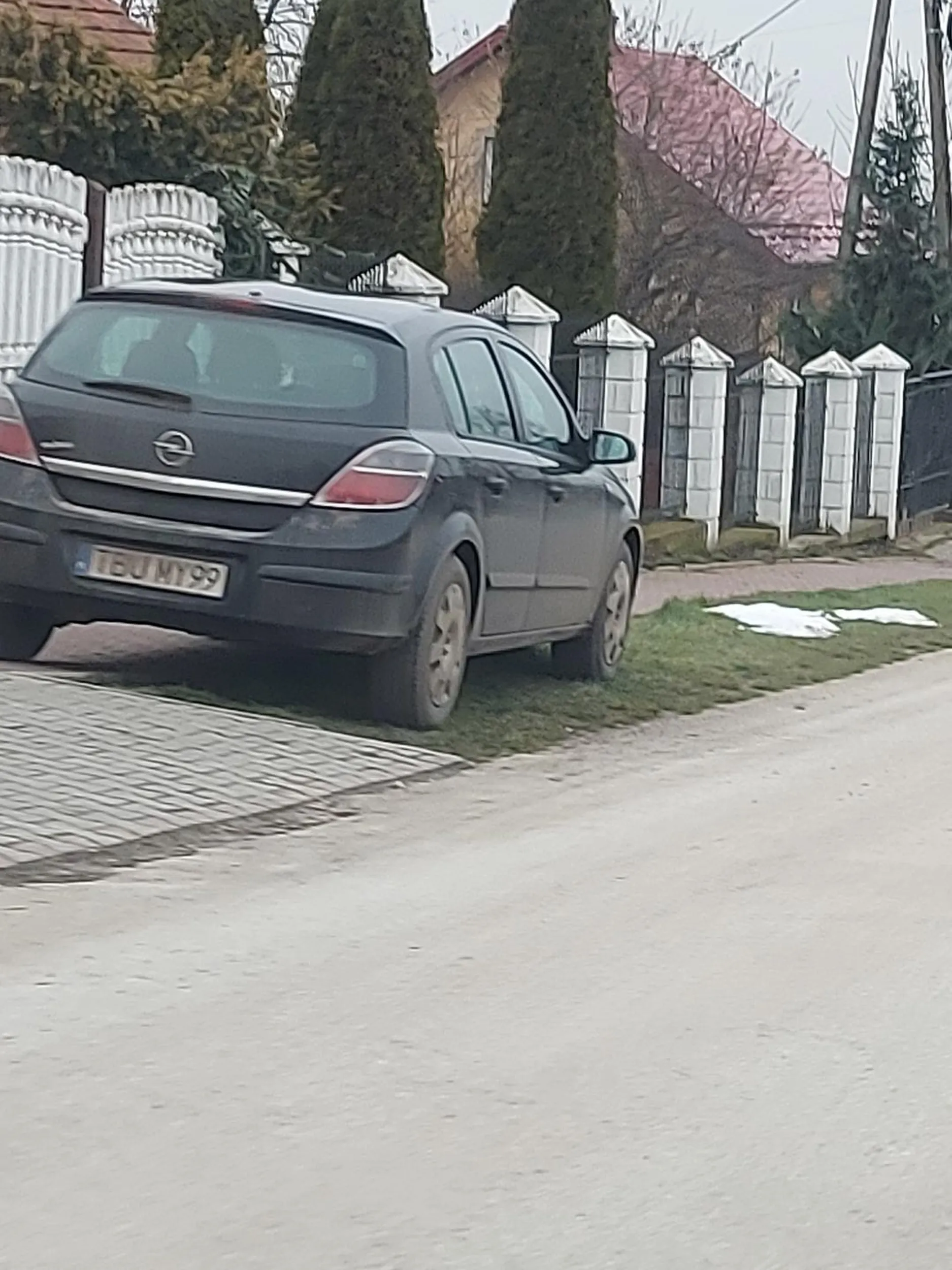 Parkuje na chodniku notorycznie